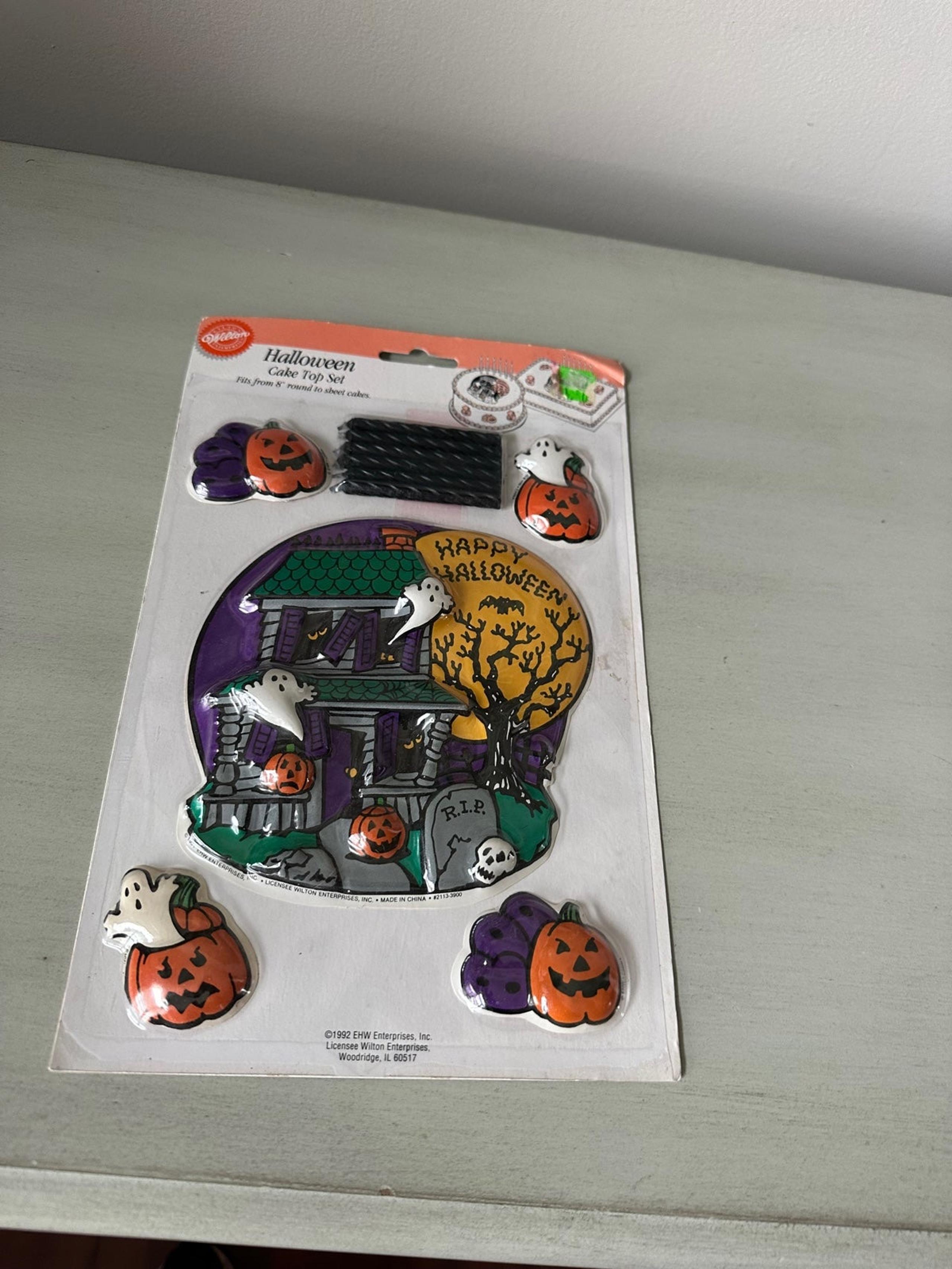 Wilton  vintage Halloween cake topper set