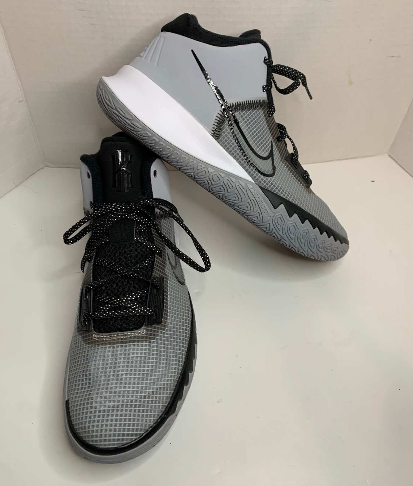 Nike Kyrie Flytrap 4 Size 9 Wolf Basketball Shoes NEW