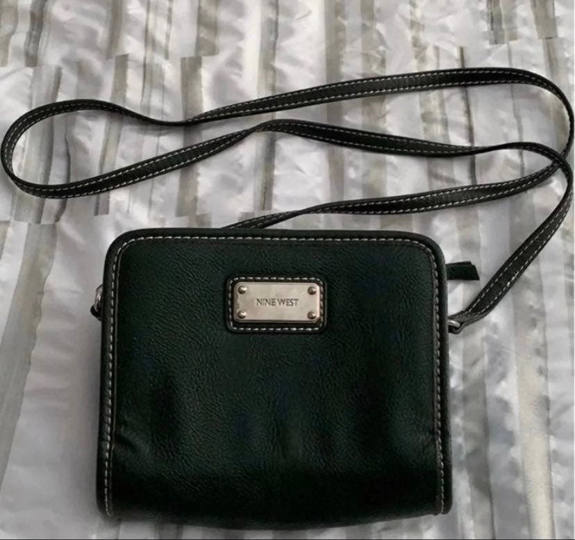 Nine West Bermuda Green Double Zip Crossbody Bag Wristlet $49 Nine West Bermuda Green Double Zip Crossbody Bag Wristlet $49