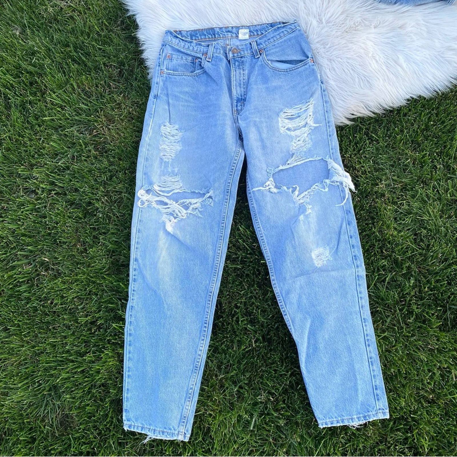 Vintage 90s Levi’s 560 Distressed Light Wash Loose Tapered Jeans 33x34
