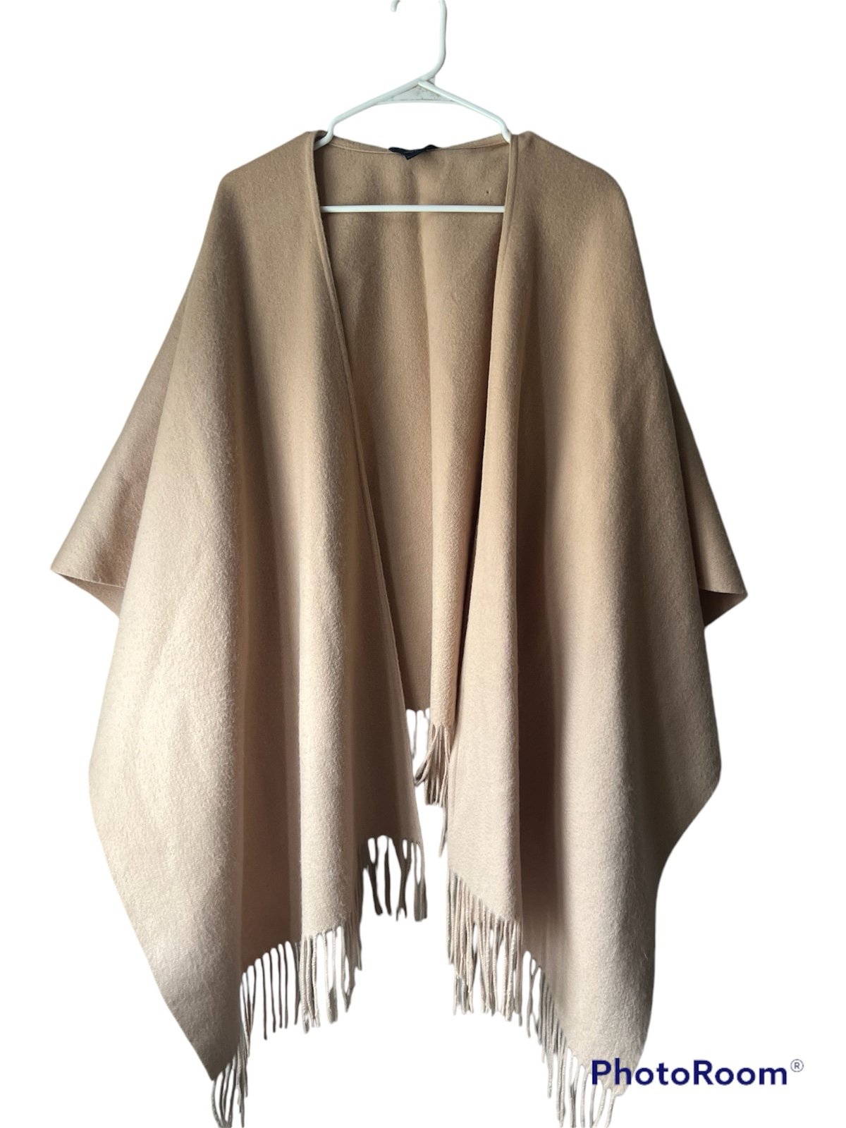 364 Brooks Brothers Beige fringe Poncho 95% Merino Wool 5% Cashmere One Size