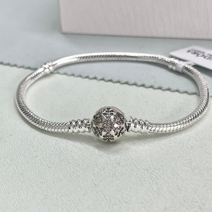 Pandora Moments Sparkling Snowflake Clasp Bangle