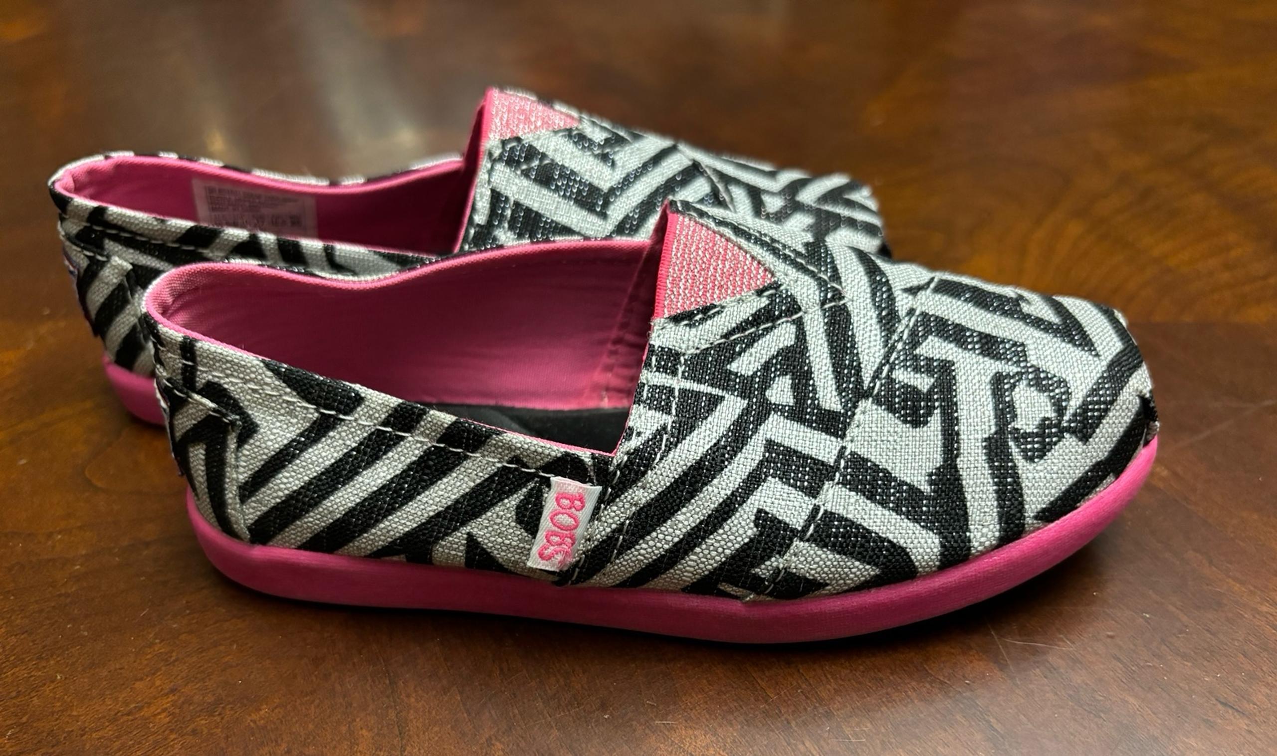 EUC Girl’s Bobs by Sketchers Slip On Casual Sneakers. Size Y 10.5