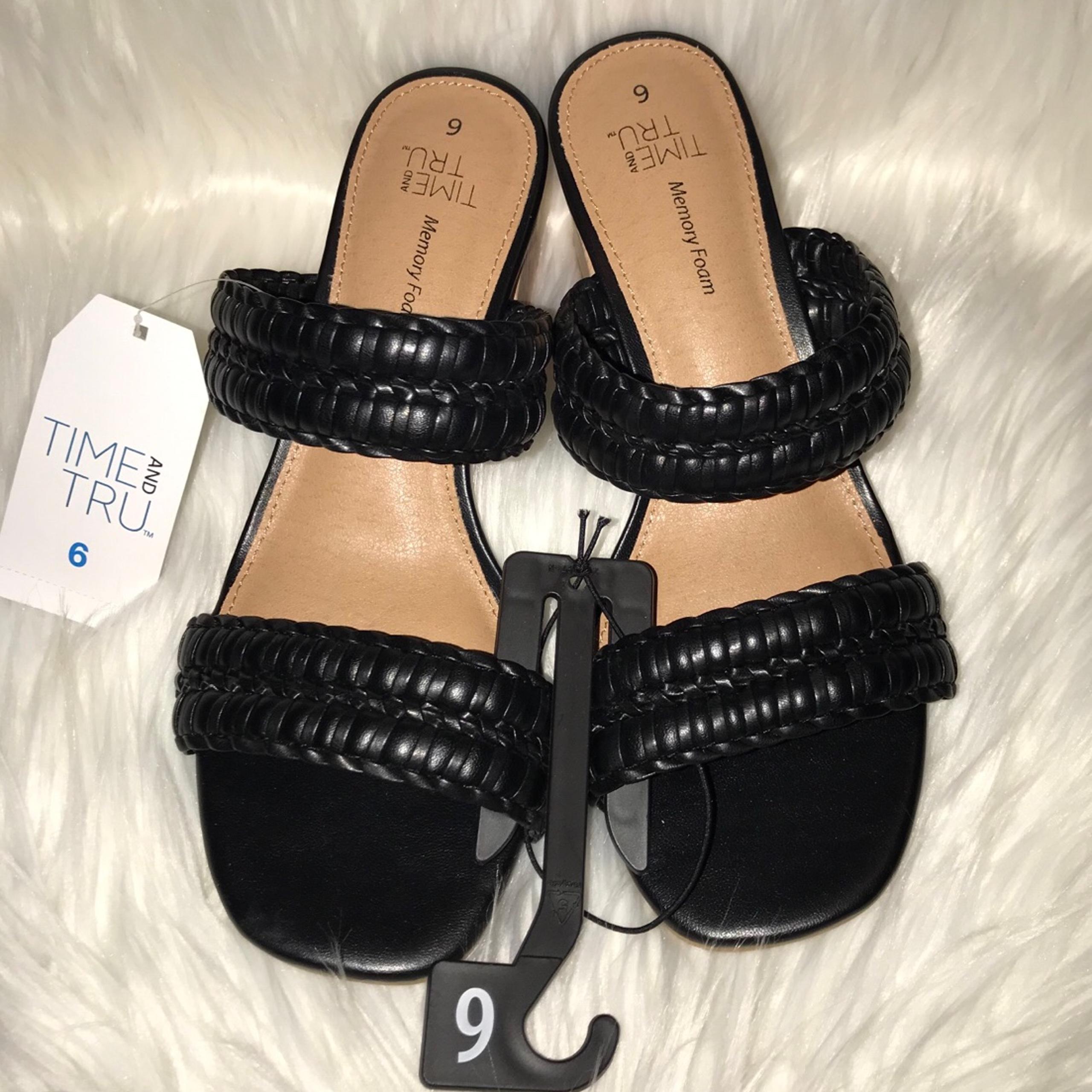 NWT TIME AND TRU WOMEN`S TWO BAND HEEL SIZE 6