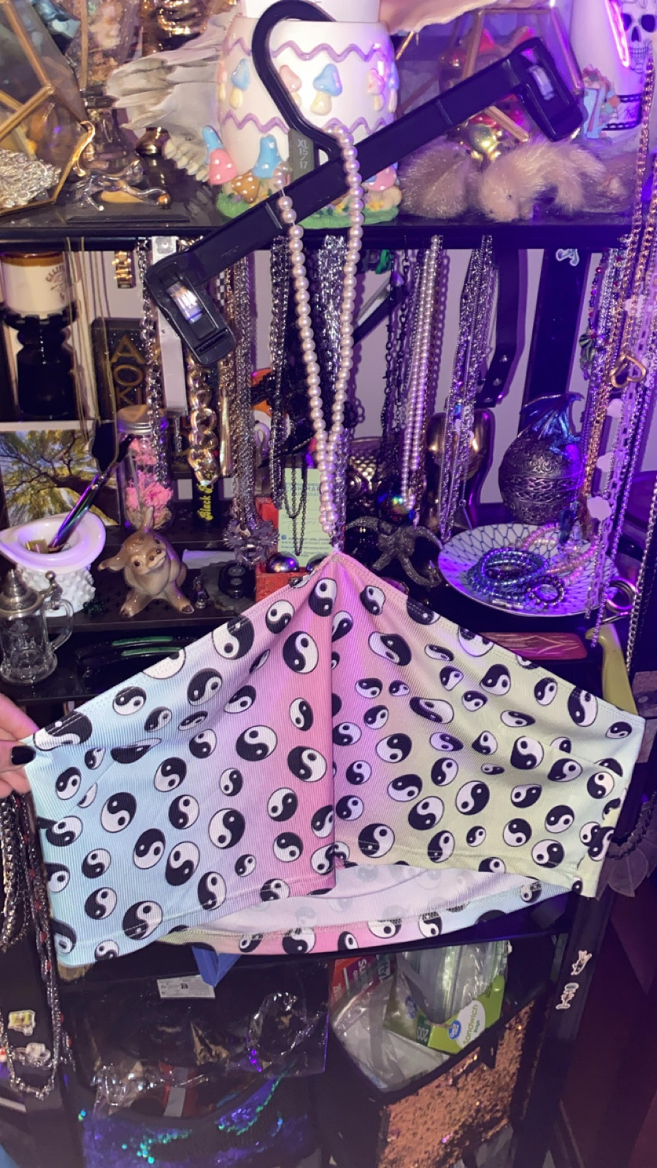 SHEIN Yin Yang Pastel Halter Top with Pearl Necklace Accent