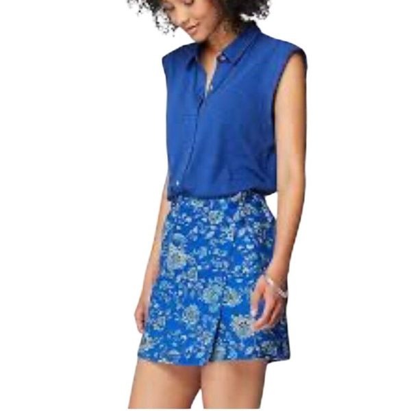 Blue floral J Jill linen blend wrap blue ditzy floral skort. Elastic back waist