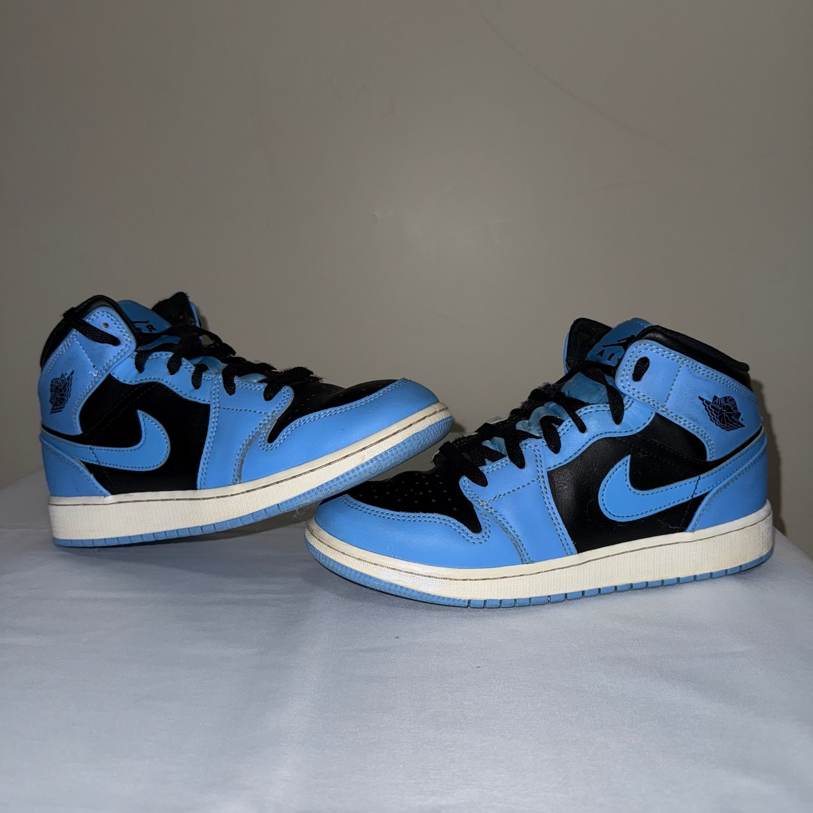 Nike Air Jordan 1 Mid 'University Blue Black' sneaker