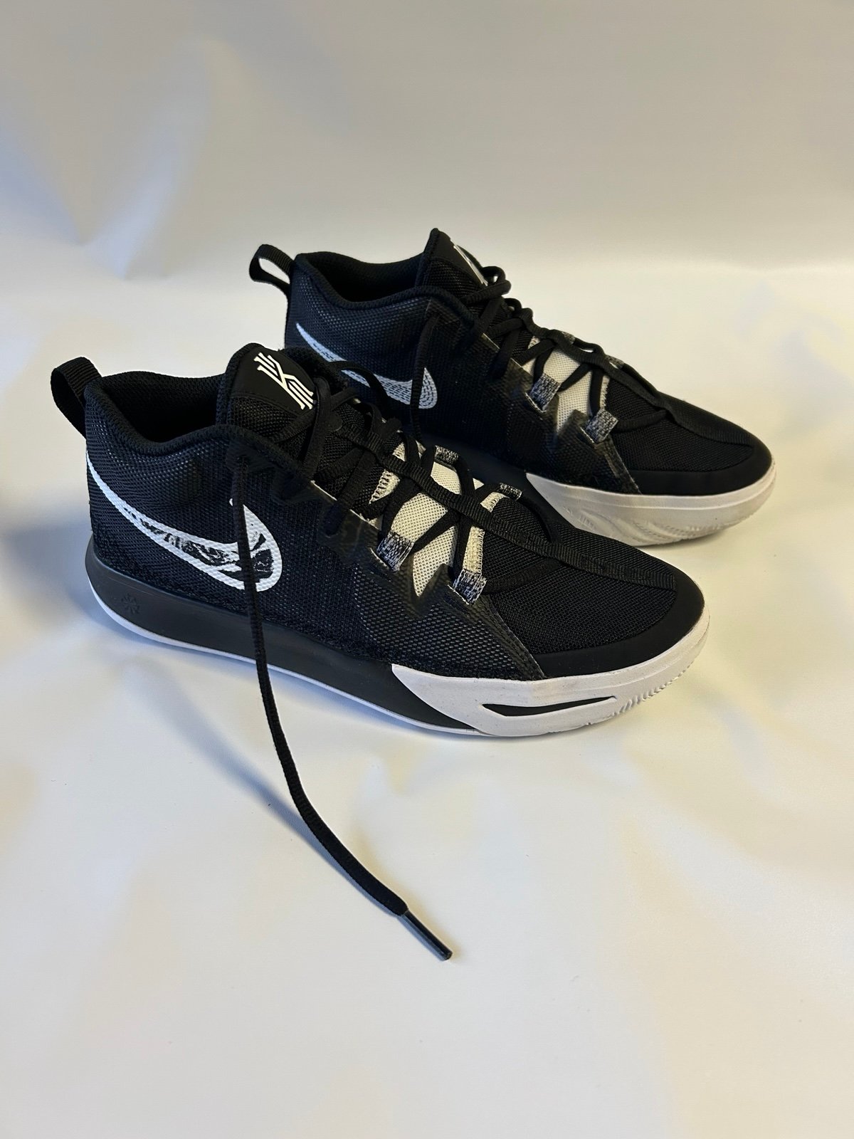 Nike Kyrie Flytrap Black White Boys Size 6.5 Basketball Sneakers