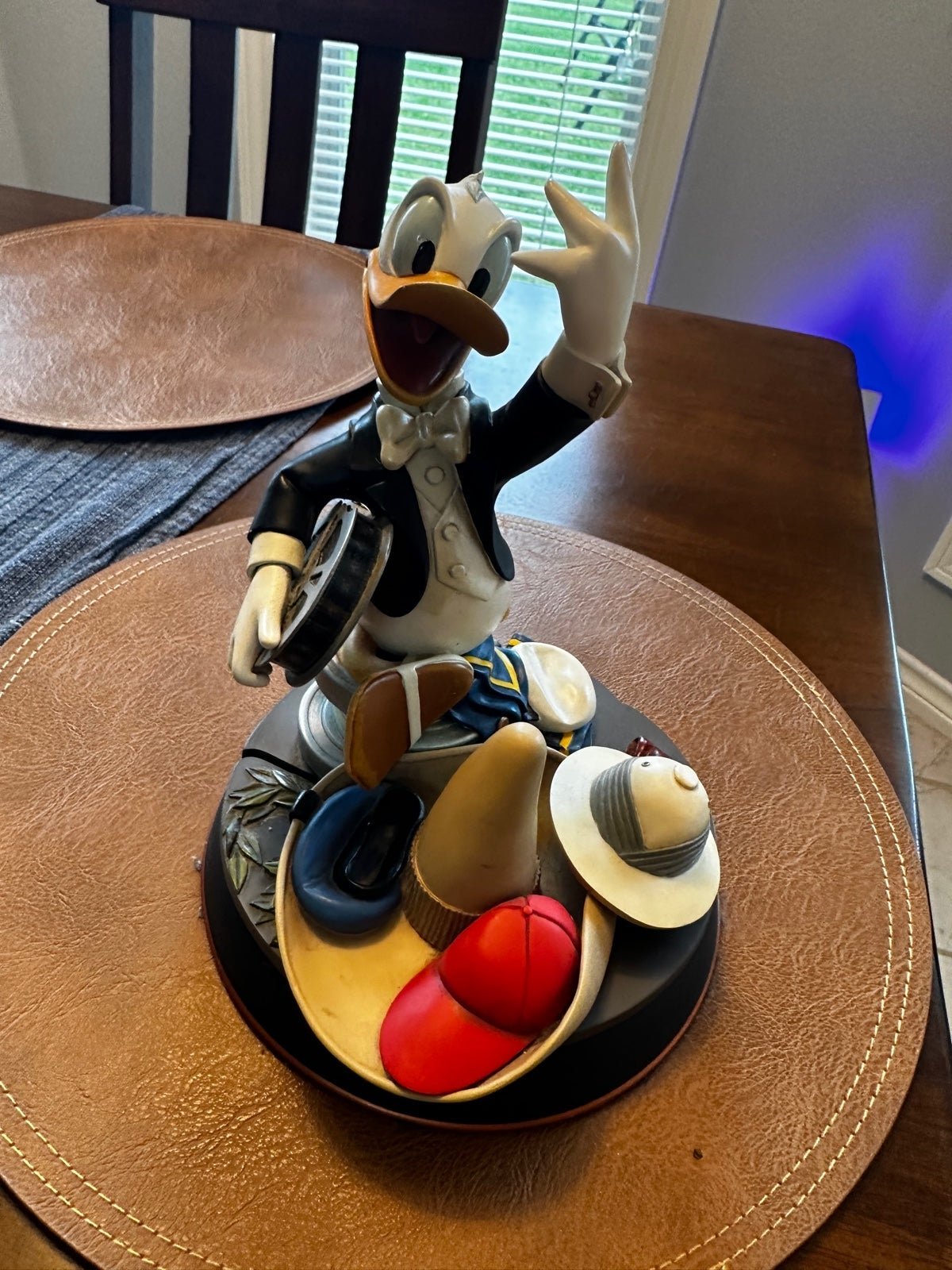 Donald Duck Satue