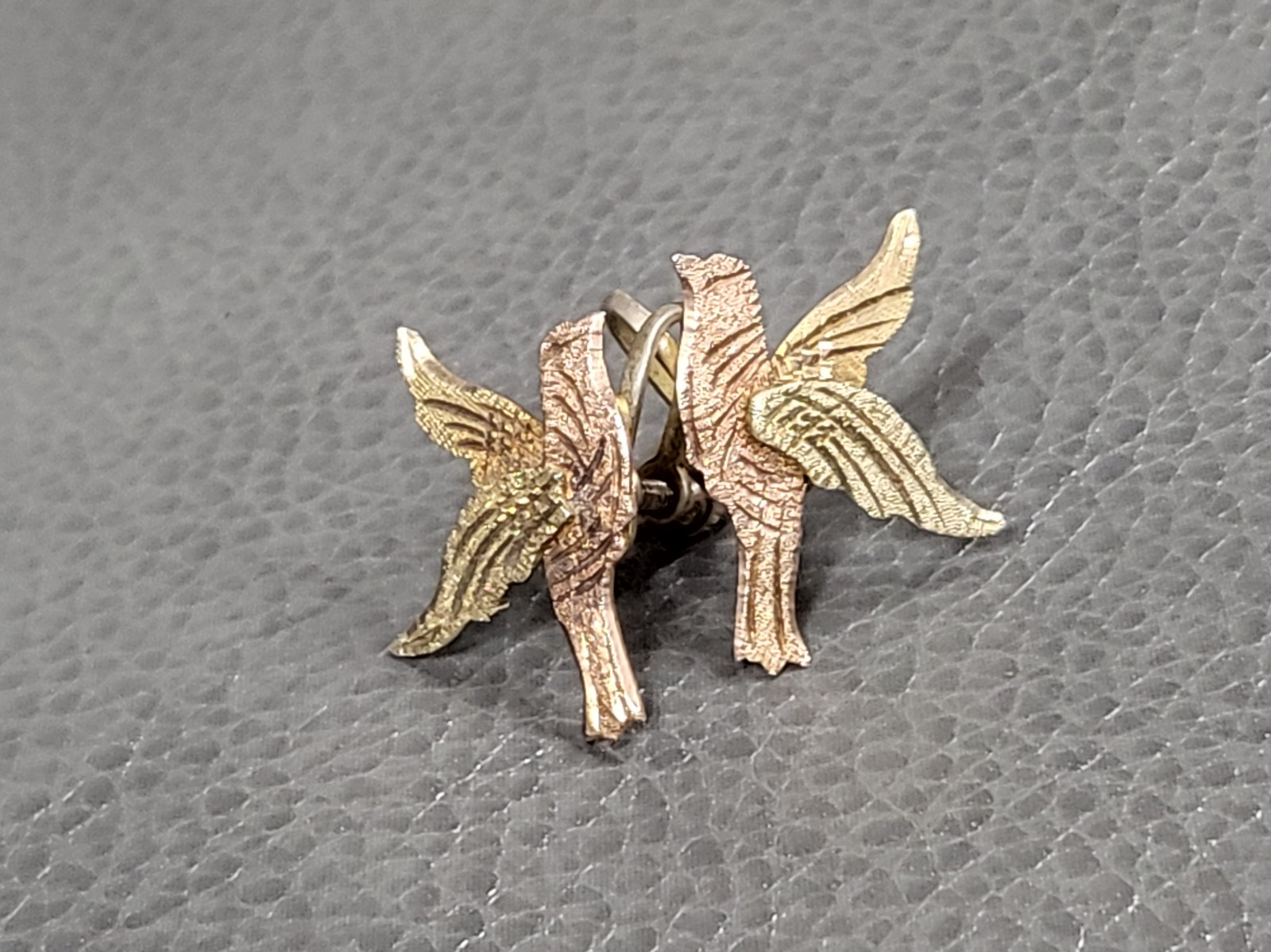 Vintage 14k gold hummingbird screwback earrings