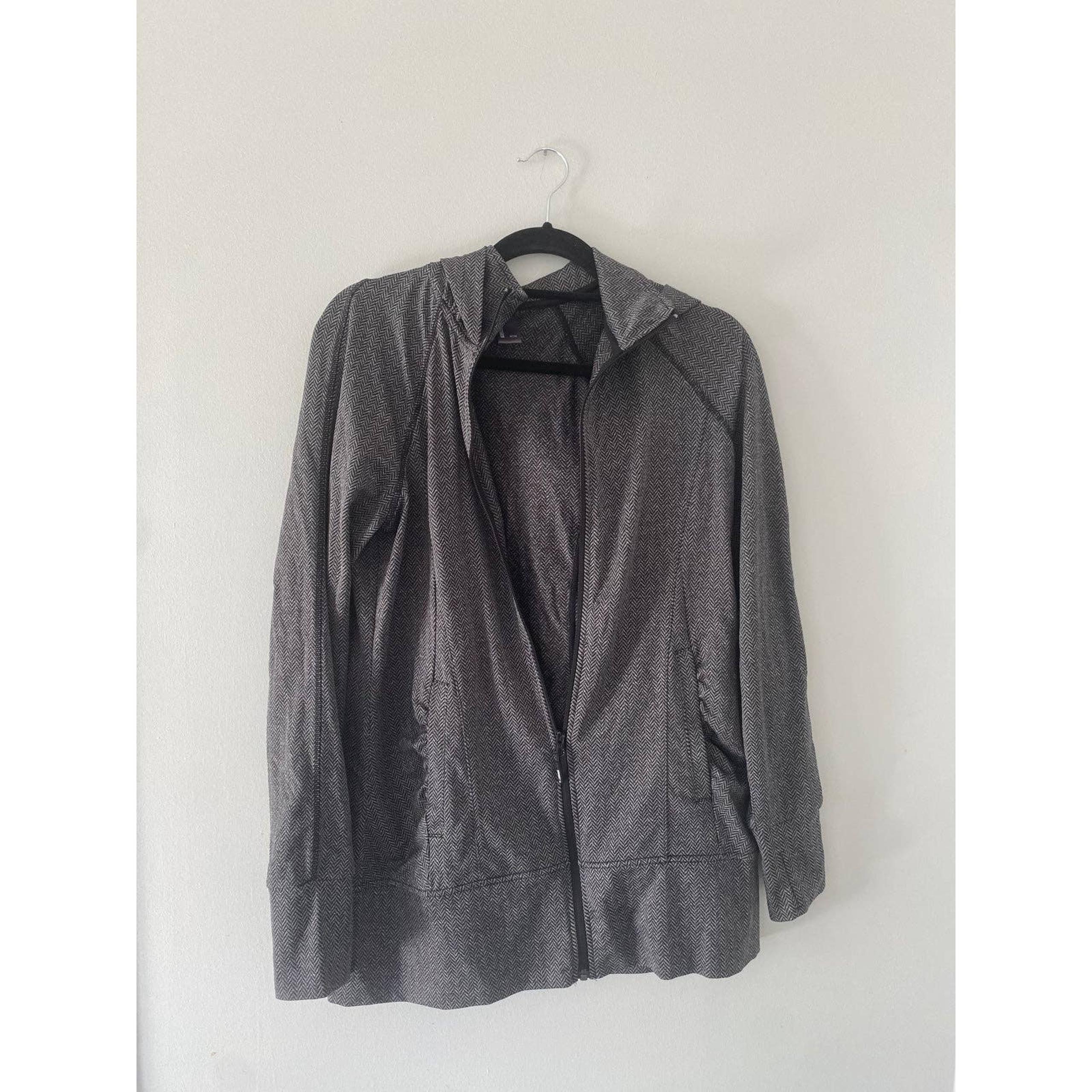 MONDETTA Zippered Hooded Jacket size Med EUC Black Gray Chevron Patter