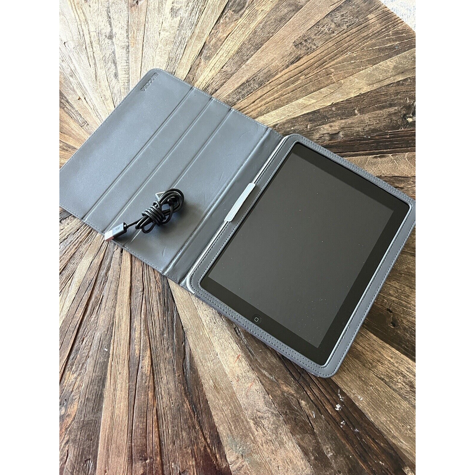 Apple iPad 1st Gen 32GB Wi-Fi, 9.7in Model A1219 (MB293LL) W/case