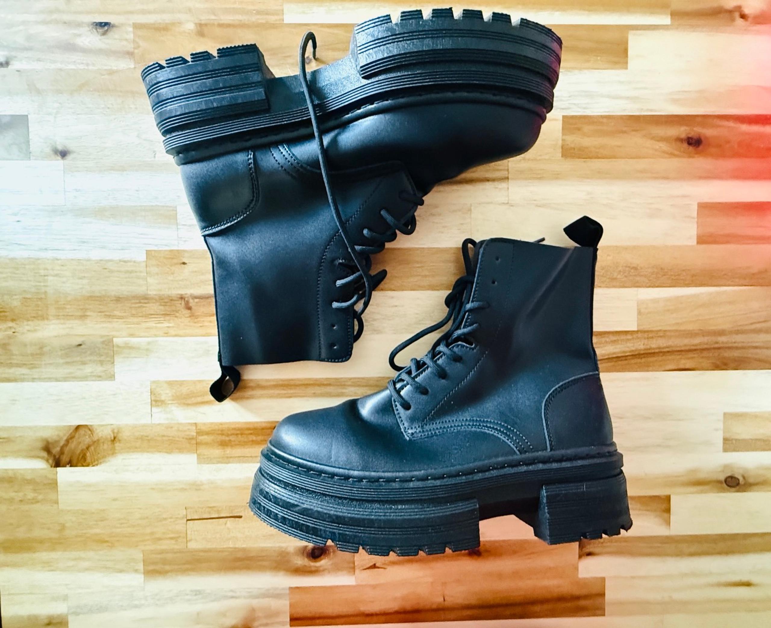 FOREVER 21 Women's Size 7 Faux Leather Lace-Up Chunky Combat Boots  Located sect