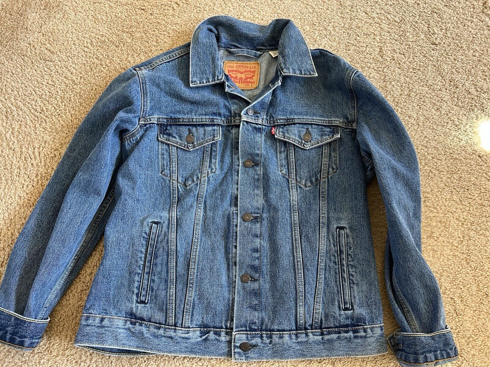 Levi’s Trucker Jean Jacket Medium Wash SIZE L Large