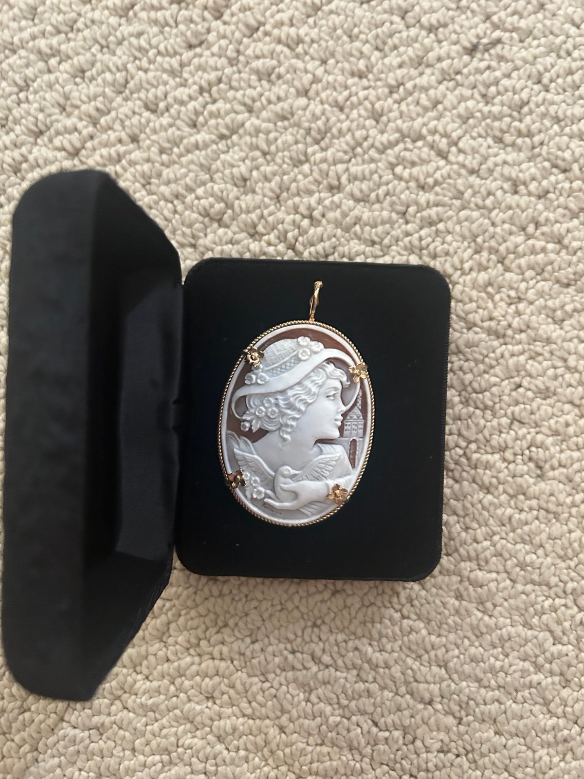 Cameo pendent