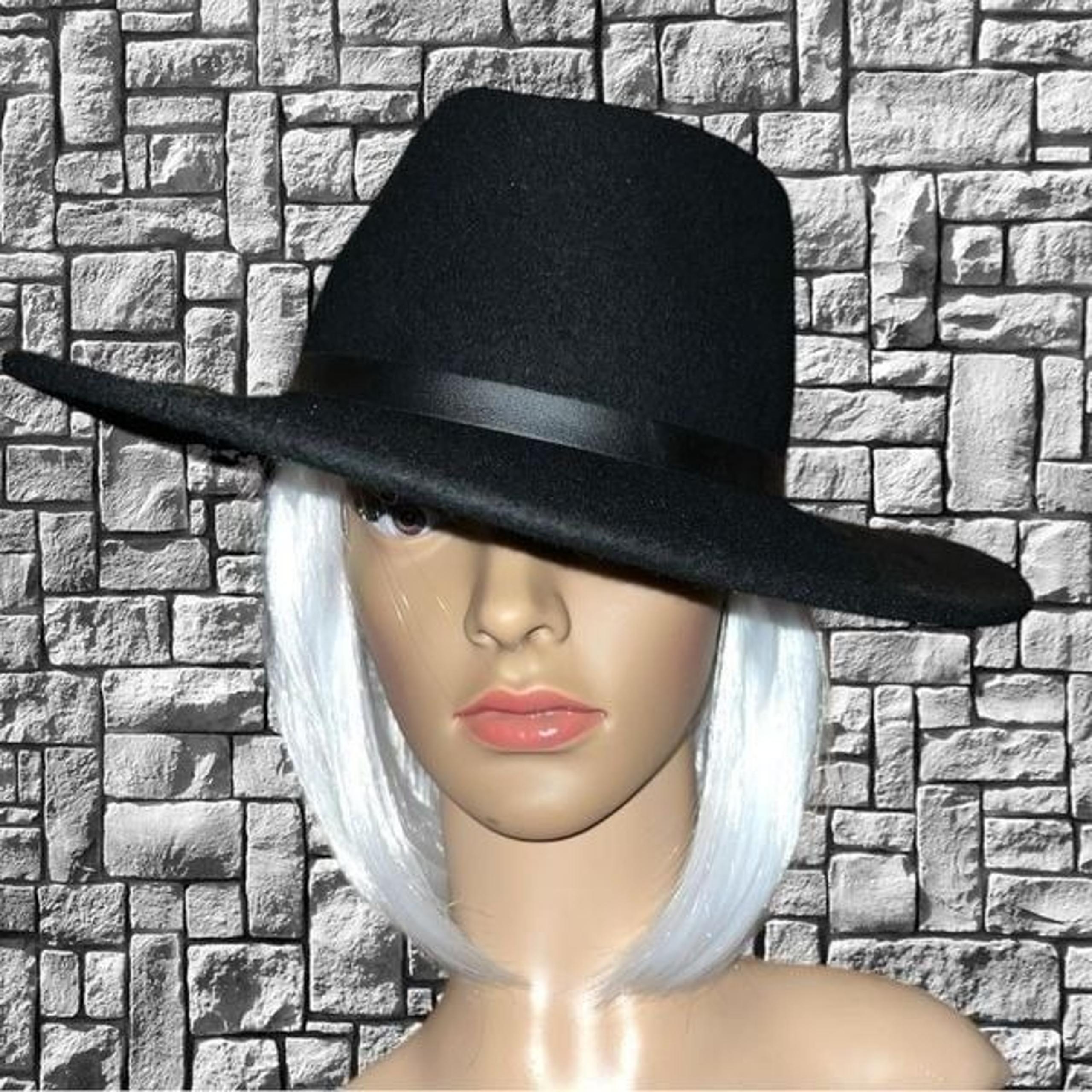 Universal Threads black felt fedora. Ntn!