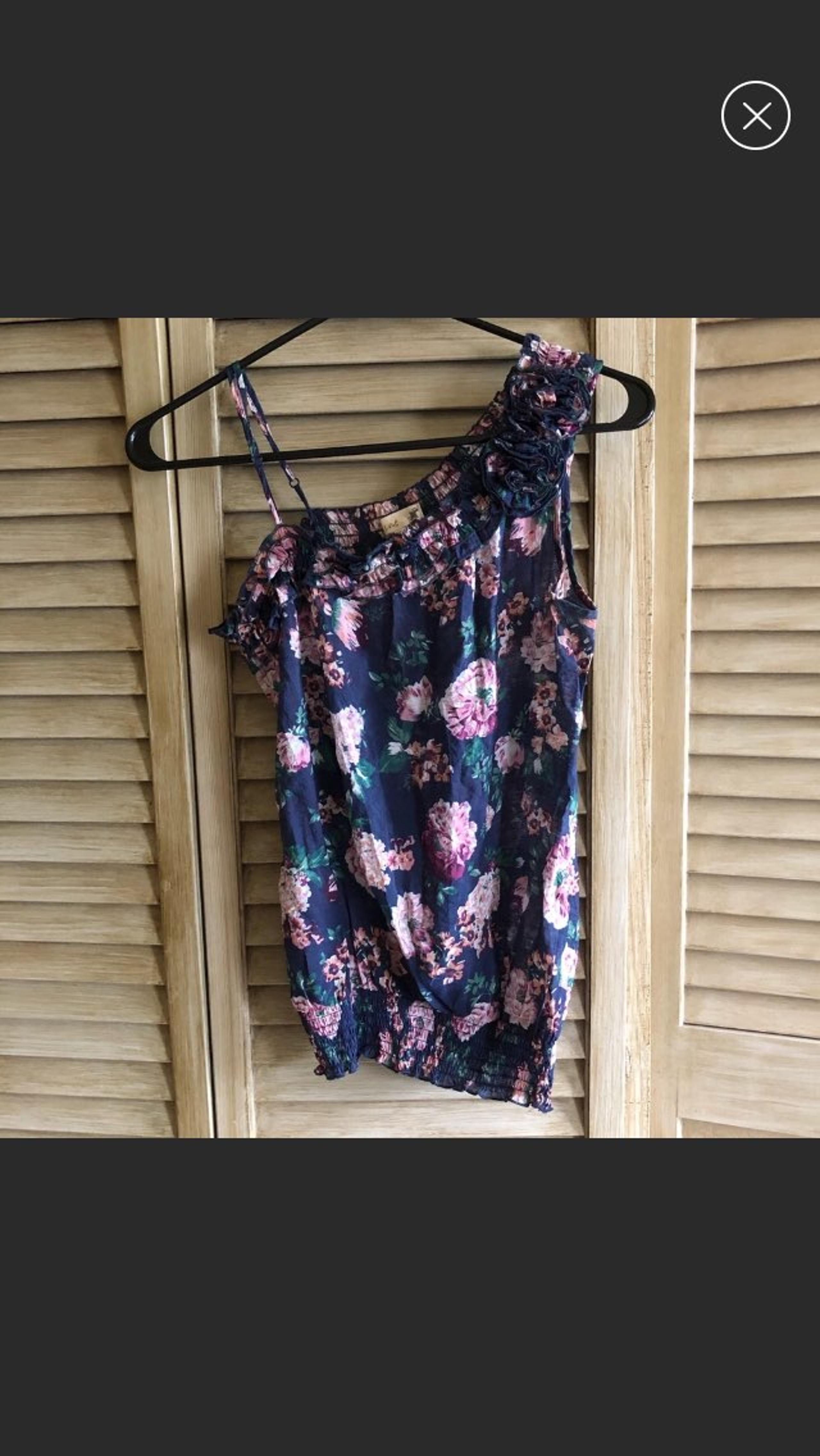 Mine off the shoulder floral tank sz S
