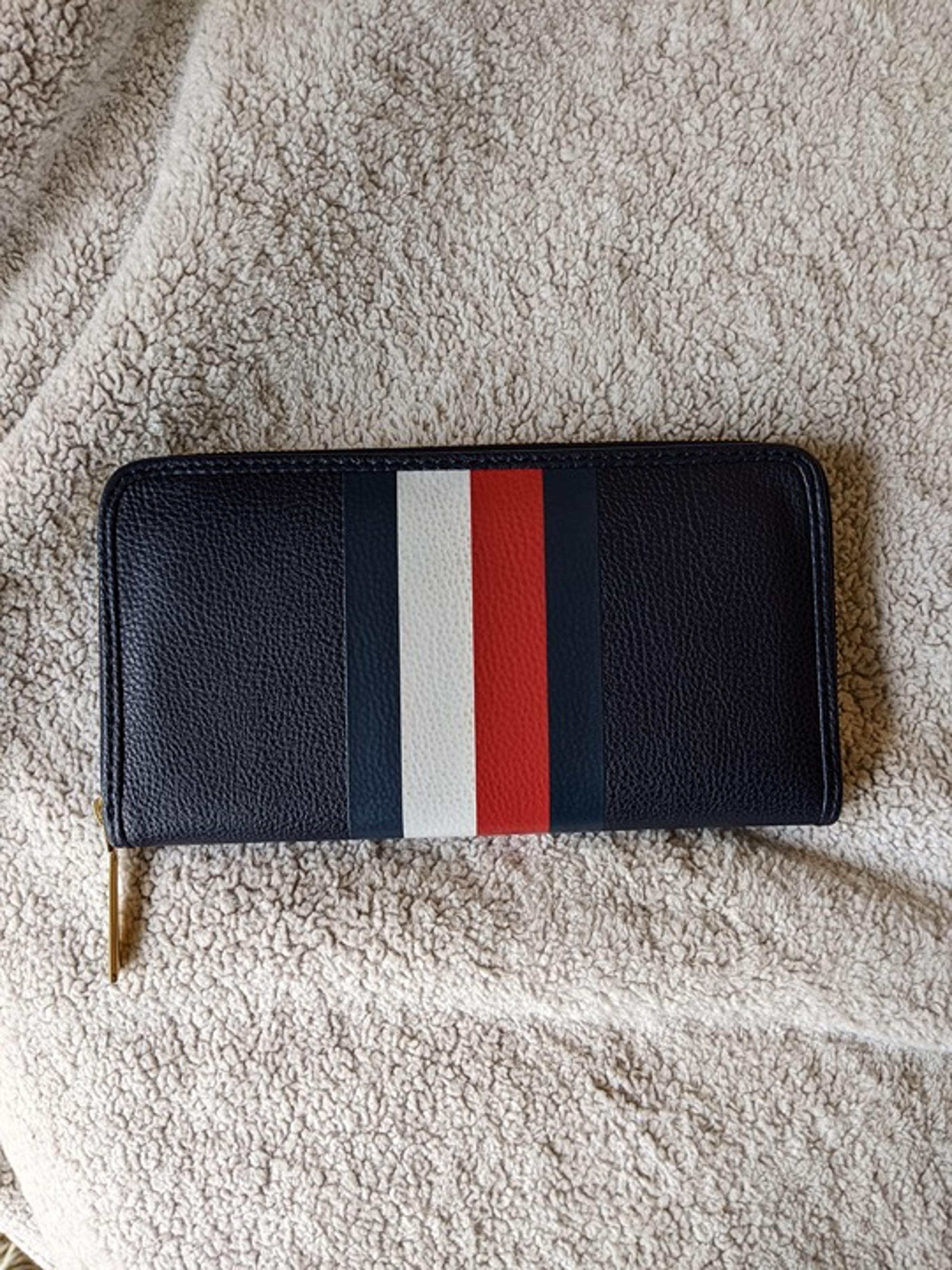 Tommy Hilfiger Color Block Women's wallet zip closure card holder