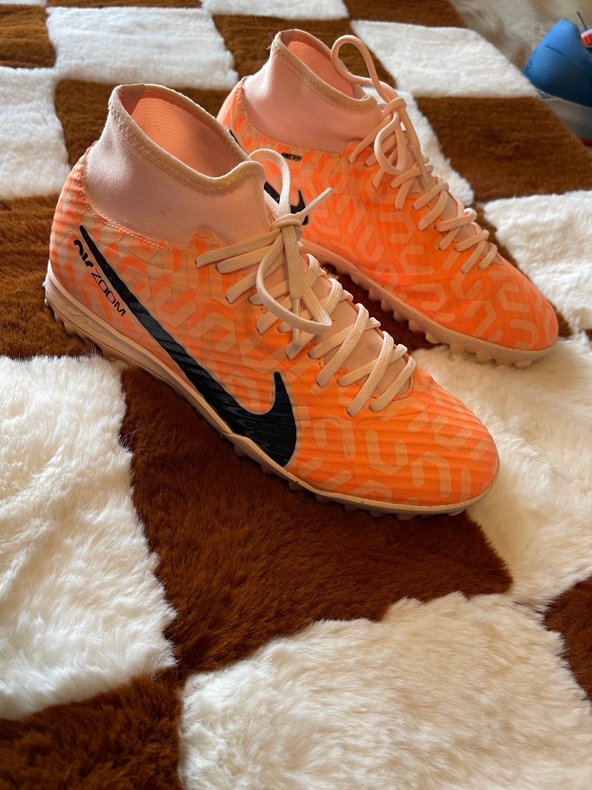 Size 6.5 NIKE soccer turf boys/girls shoes , great conditions