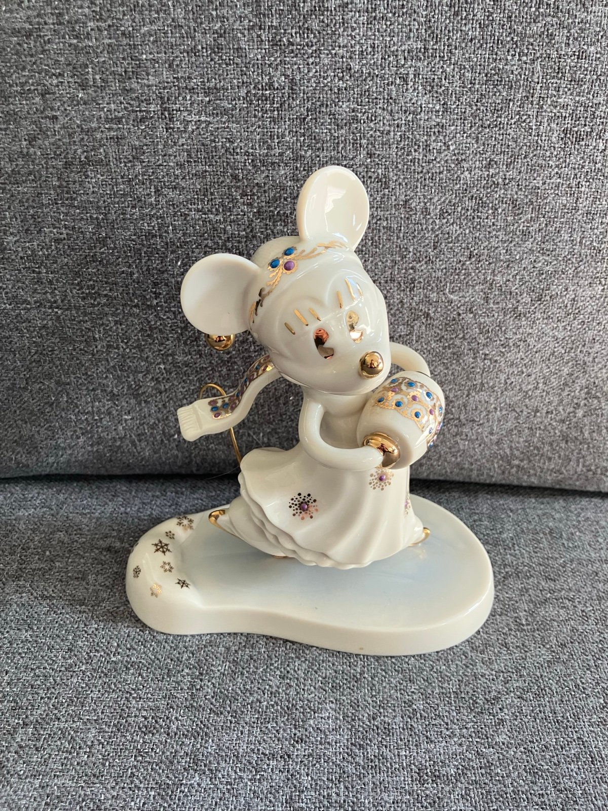 LENOX MINNIE SKATING DISNEY SHOWCASE COLLECTION, Ivory & Gold