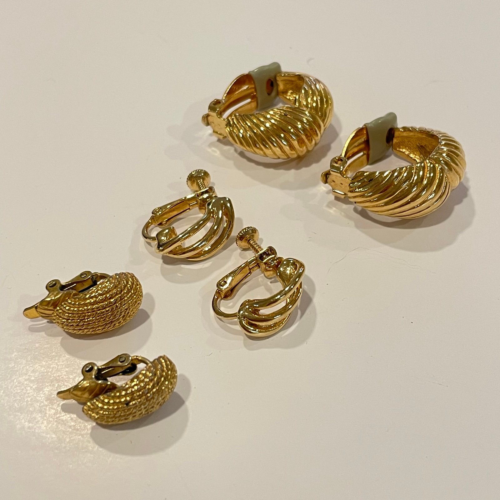 Napier Ciner Trifari Gold Tone Clip On Screwback Earrings Textured 90s Chunky