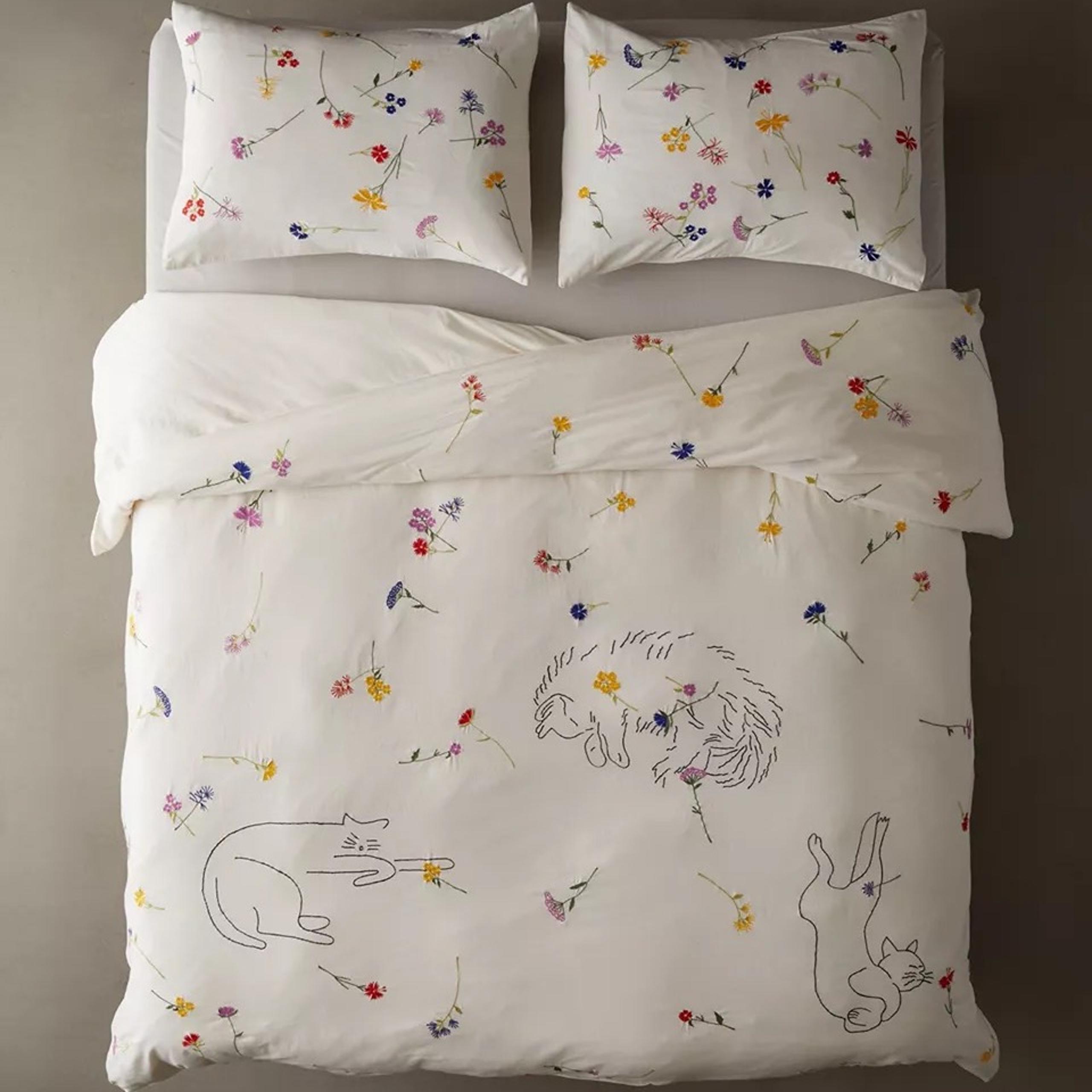 URBAN OUTFITTERS Sleepy Cats Embroidered Duvet Set