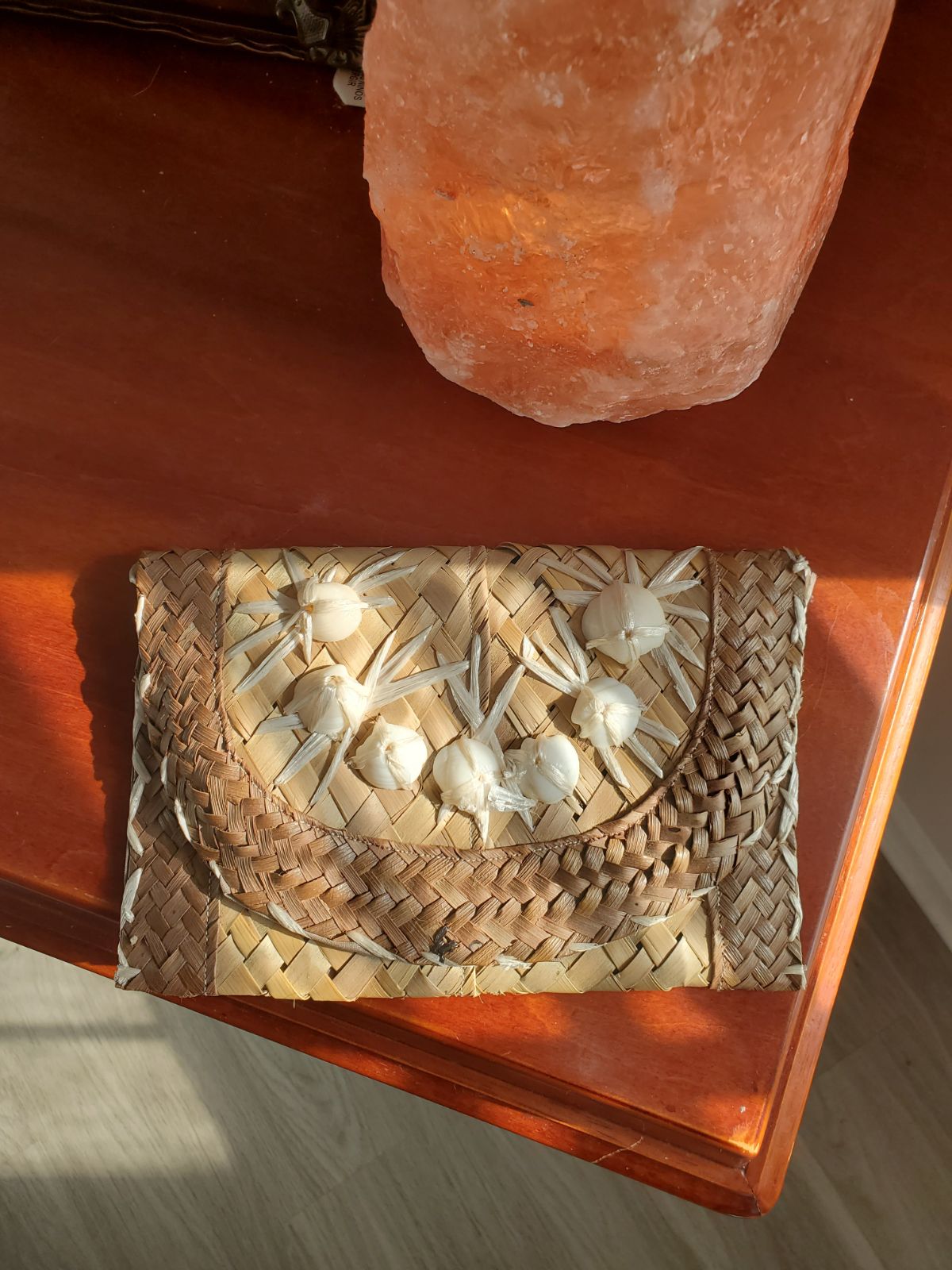 VINTAGE WOVEN STRAW AND SHELL CLUTCH/ PU