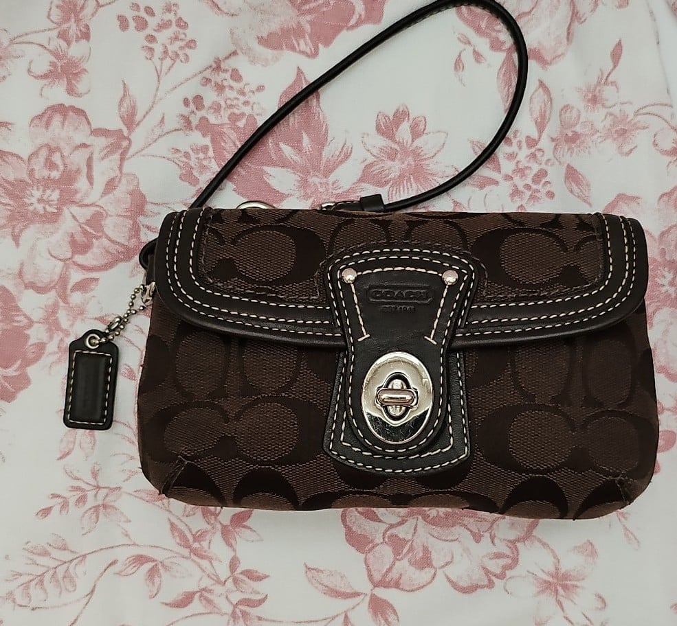 Coach Signature Wristlet Chocolate Brown Vintage.♡♡
