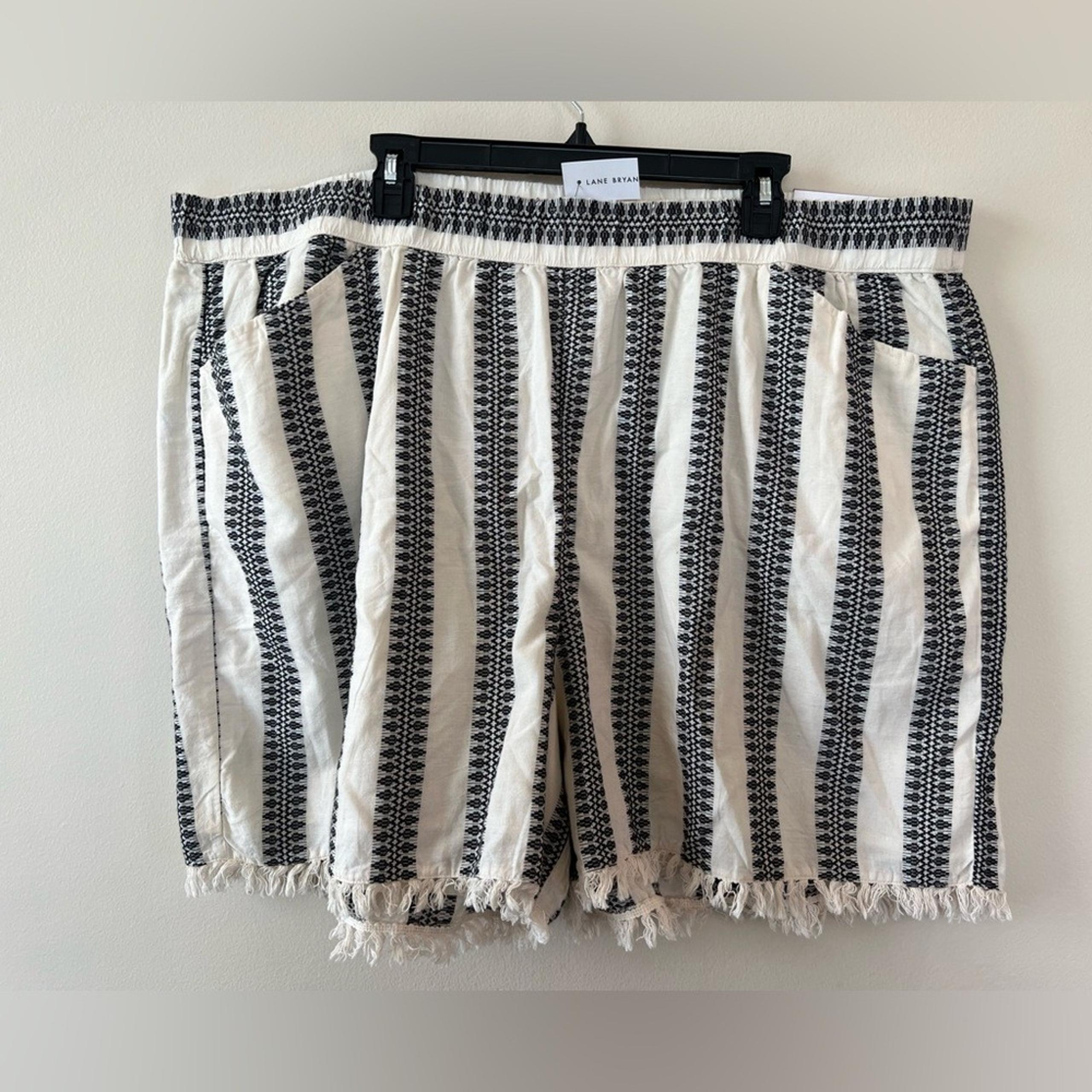 Lane Bryant Black Off White Striped Women Shorts 26/28 Plus Size Mid Rise New