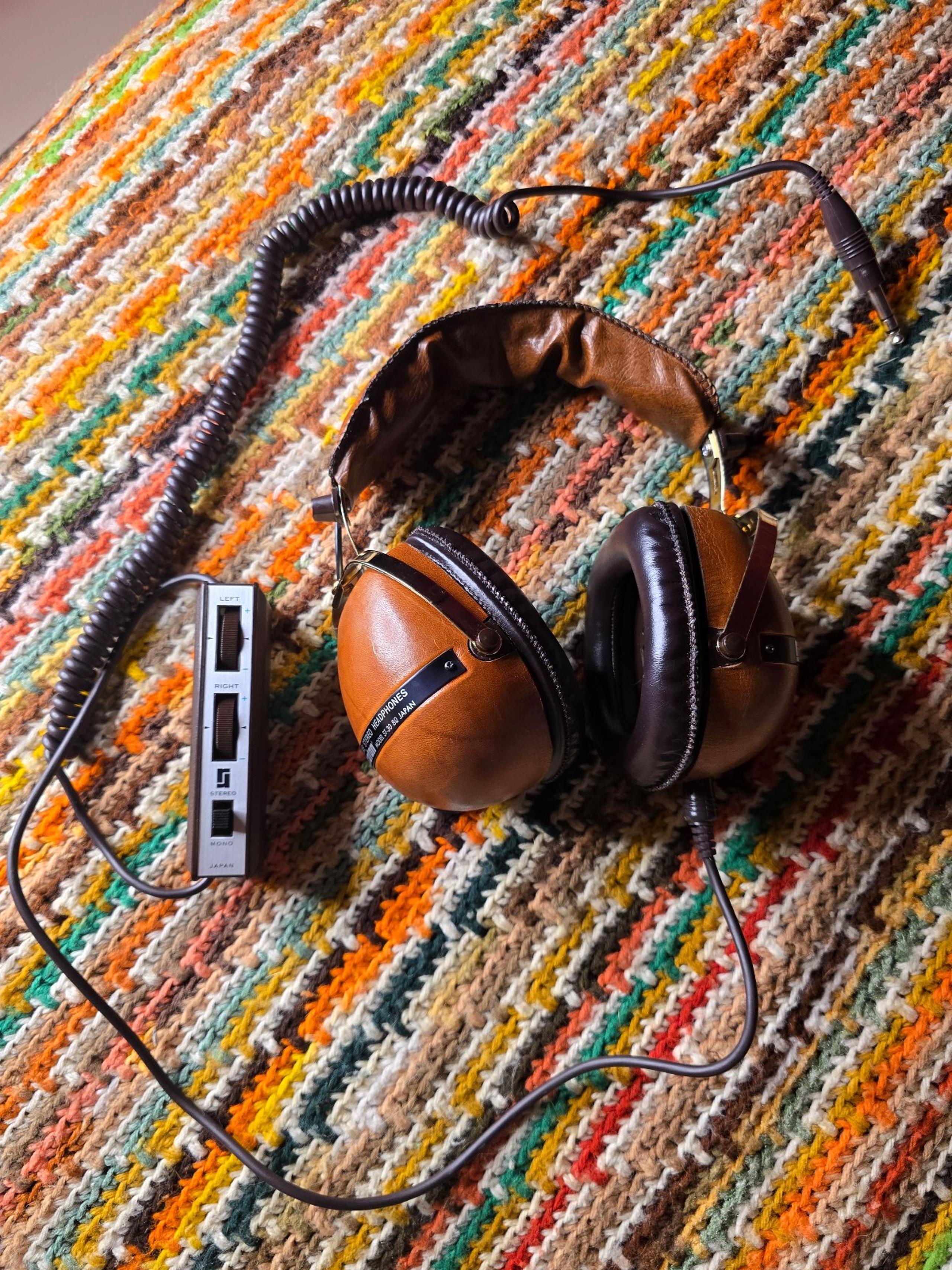 Vintage Recoton DELUXE STEREO HEADPHONES MODEL ST-30 8ohms JAPAN