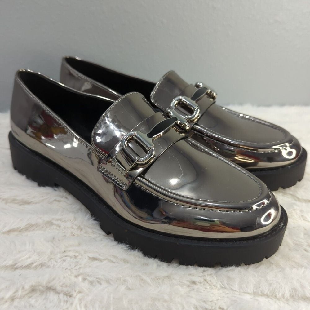 Bandolino NWOB Women's Silver Metallic Lug Sole Loafers - Size 5.5