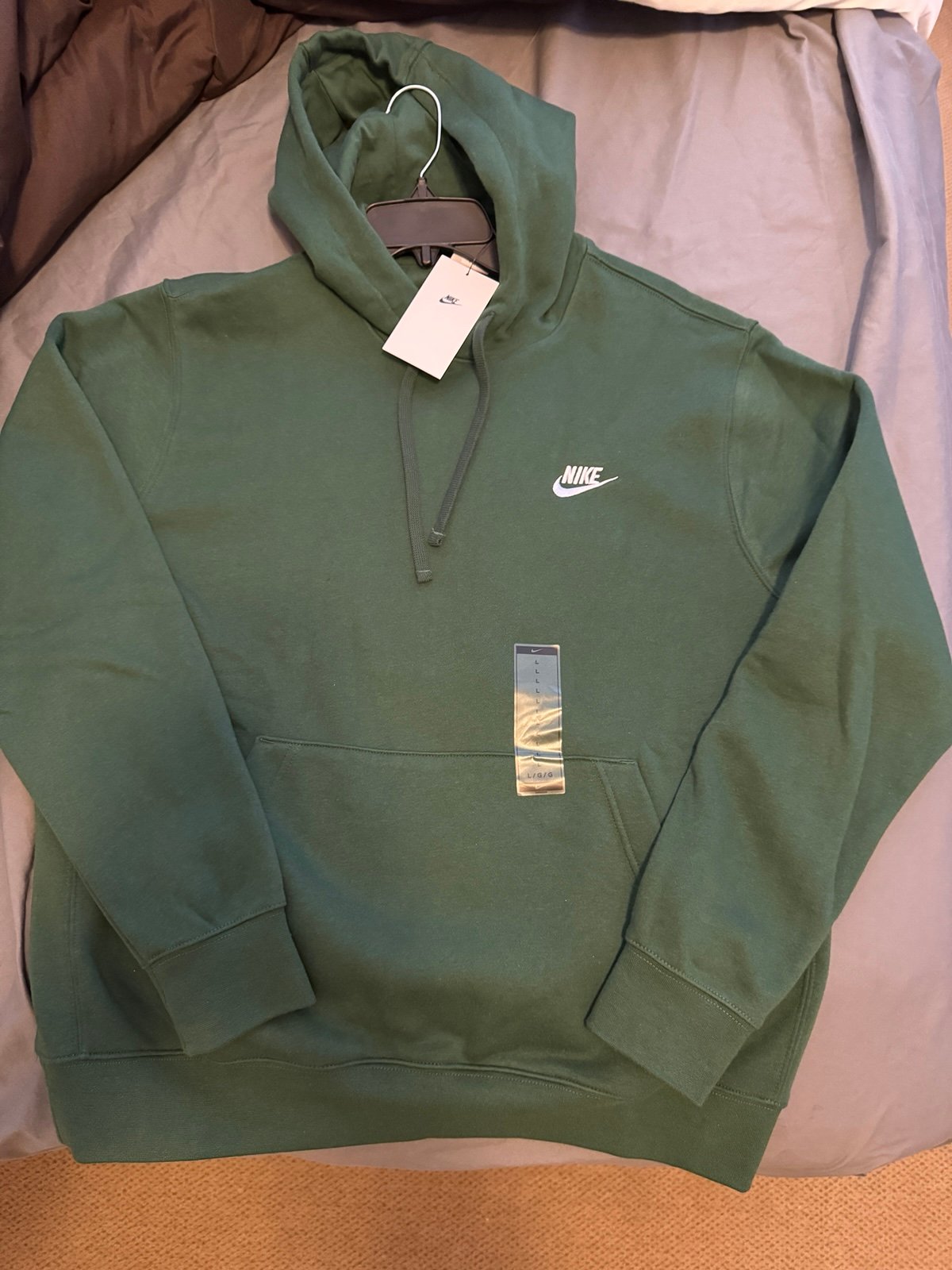 Brand New Nike hoodie - ships fast !