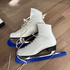 Riedell women’s ice skates