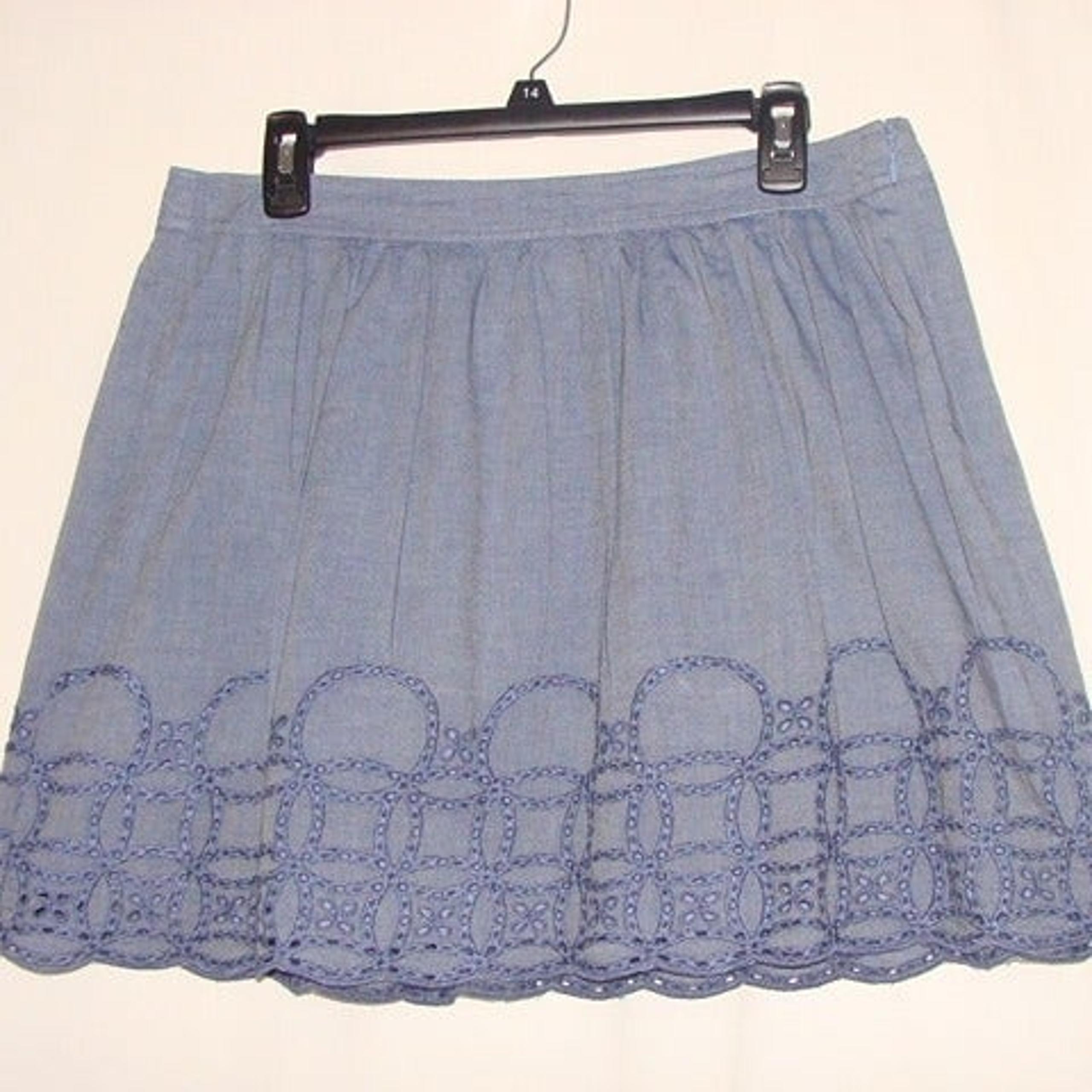 GAP Light Chambray Blue "EYELET EMBROIDERED" Short SKIRT Sz 10 (17 In Length)