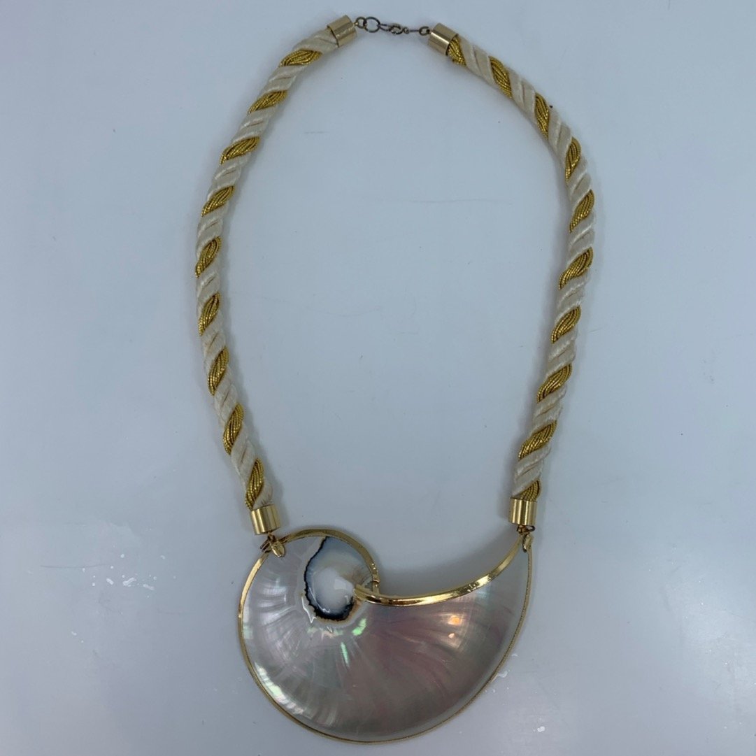 Vintage: Mother of Pearl Nautilus Shell Necklace (22 )