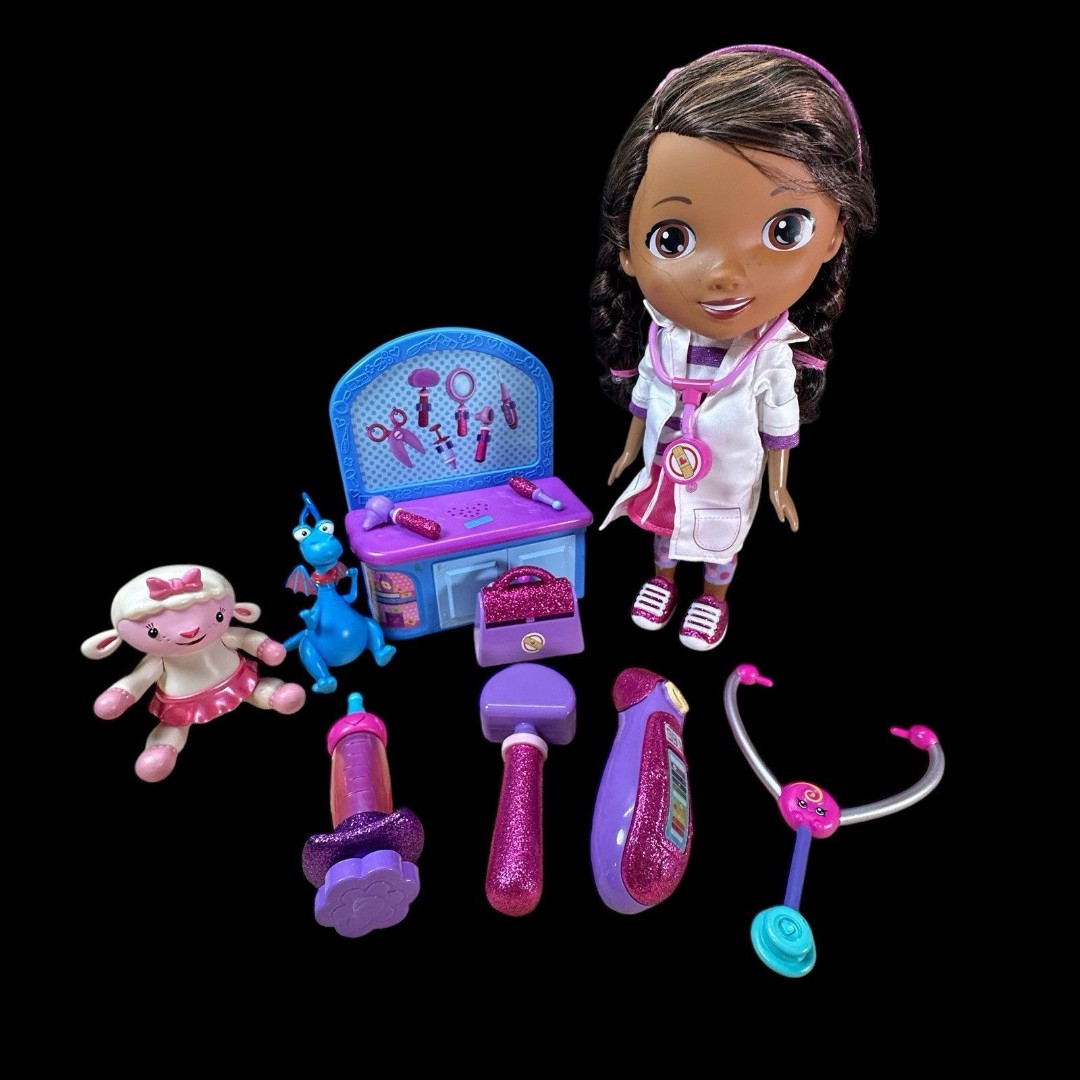 DISNEY JR. Doc McStuffins Magic Talking Vet Clinic Doll w/ Friends & Accessories