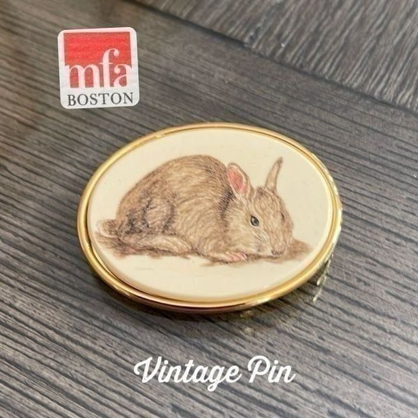 VINTAGE MFA: MUSEUM of FINE ARTS SCRIMSHAW BUNNY RABBIT GOLD-TONE PIN or BROOCH