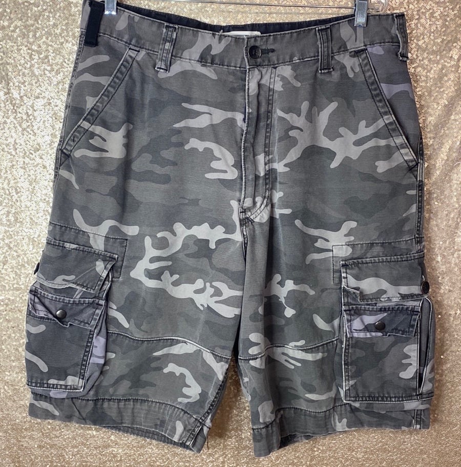 Levi’s cargo shorts red tab camouflage gray size 36 with 11 inch inseam
