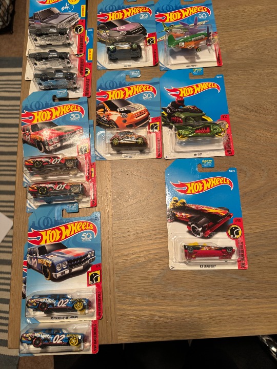 Hot Wheels-HW Daredevils-12 Cars In All