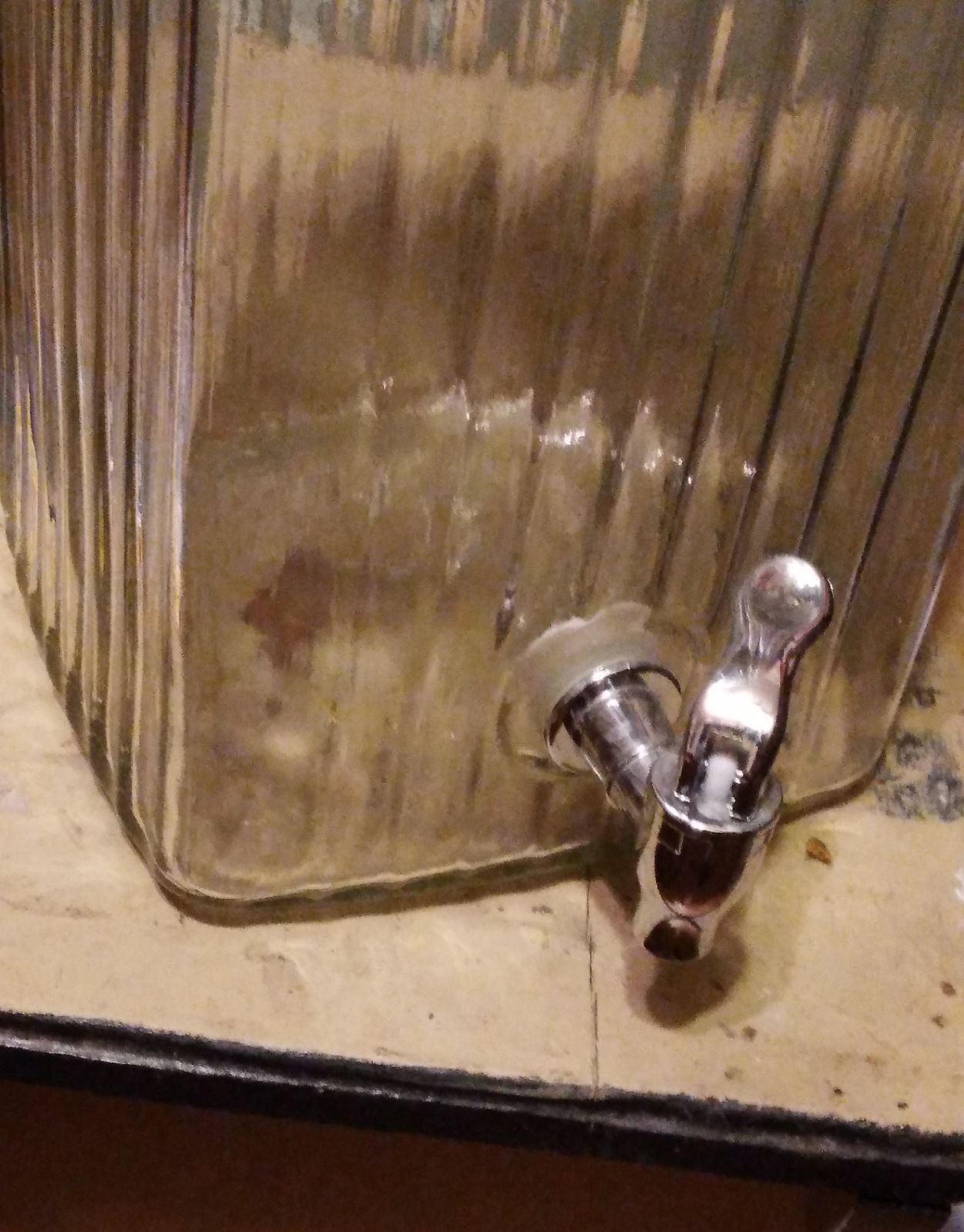 Large glass dispenser