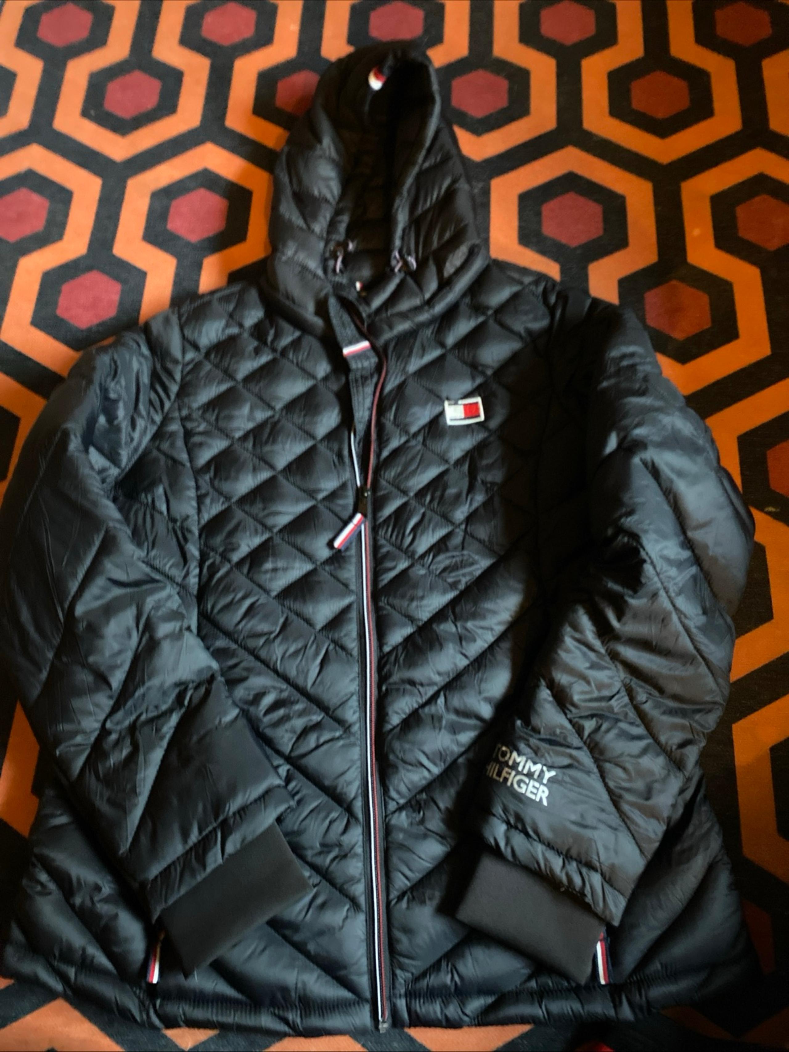black puffer jacket size large like new - Tommy Hilfiger