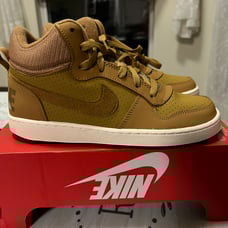 Nike boys court borough mid GS sneakers size 6Y new /box without lid