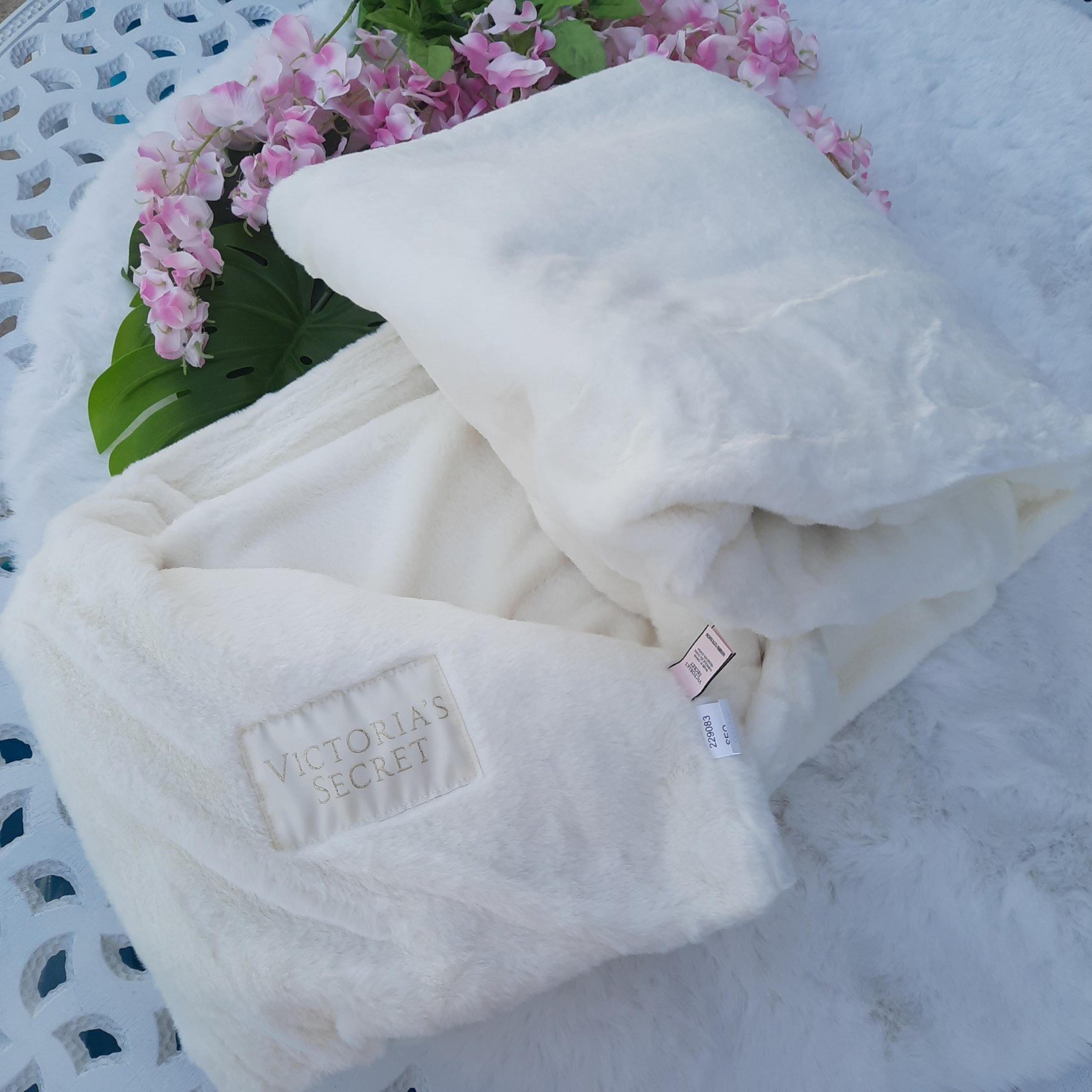 NEW Victoria's Secret Faux Fur Blanket in Ivory 50x60