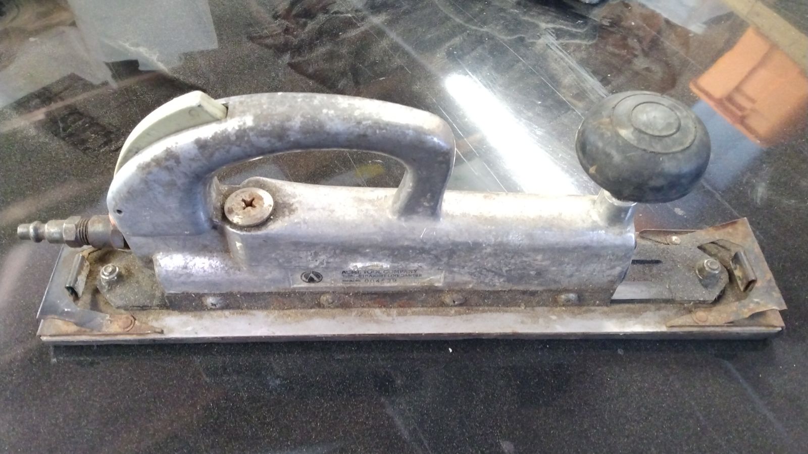 Straight line air sander