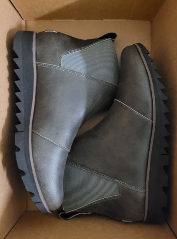 Size 7 Sorel women boots