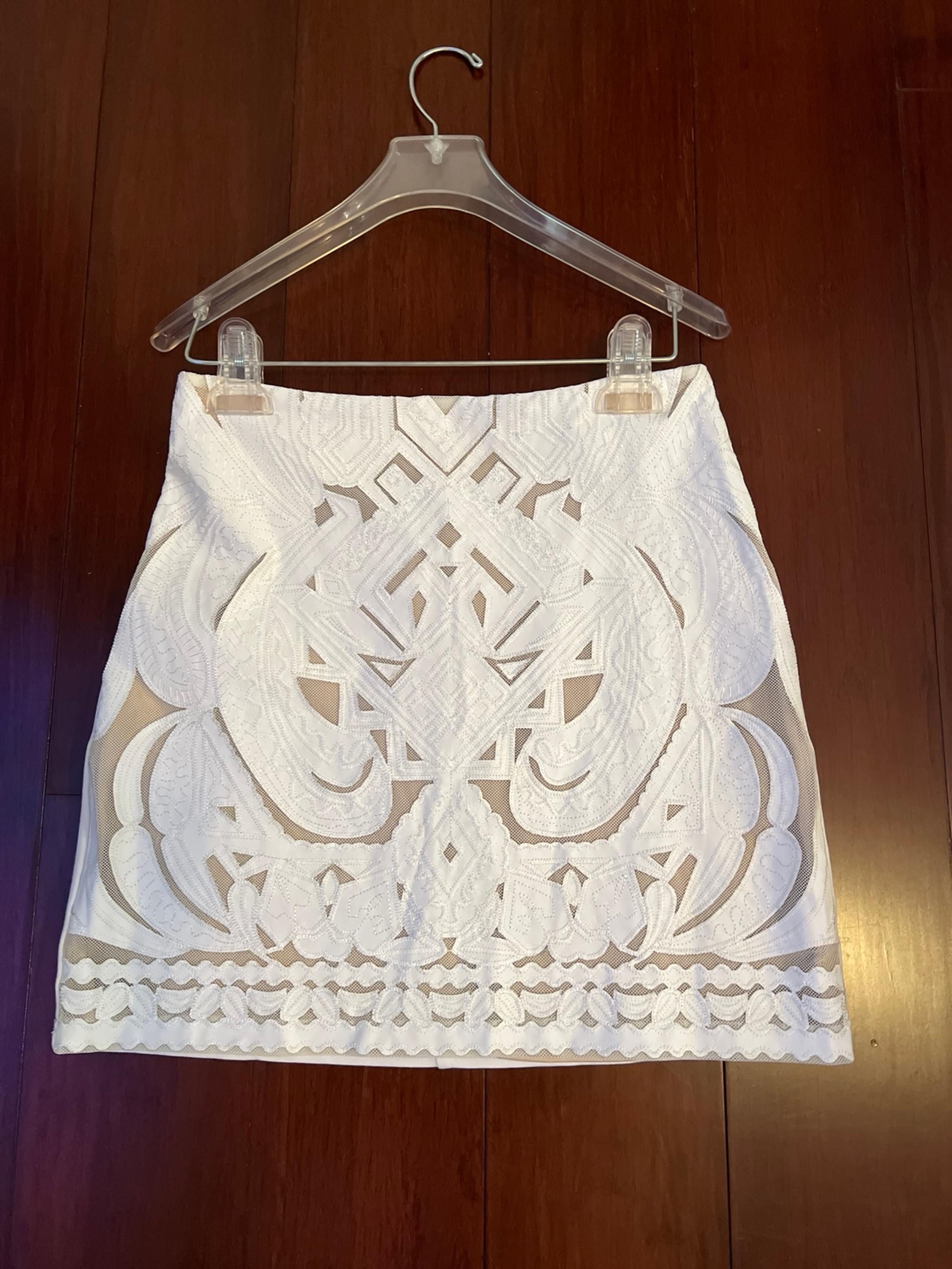 Bebe white mini skirt sz 4