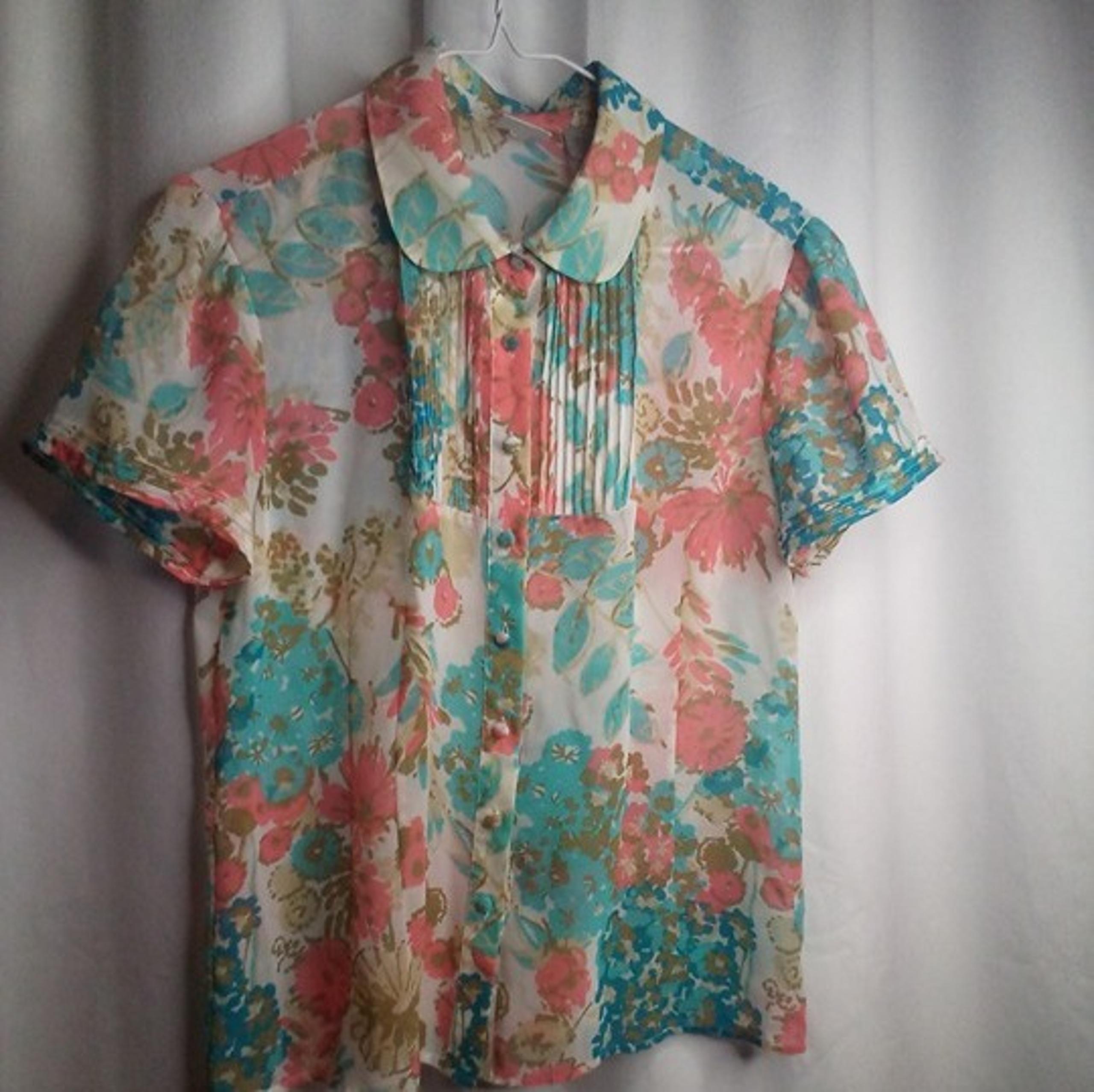 Emma James Blouse M Short Sleeve Button Up Sheer Floral Blue Pink
