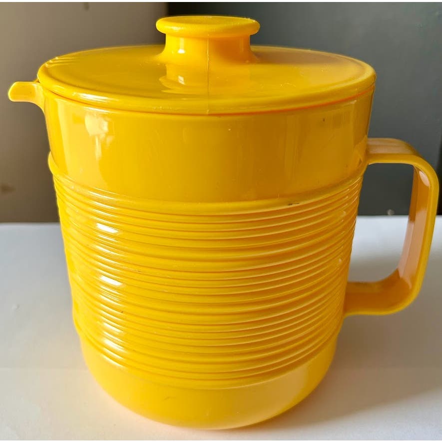 Vintage bright yellow Rubbermaid plastic pitcher 1.5 quart