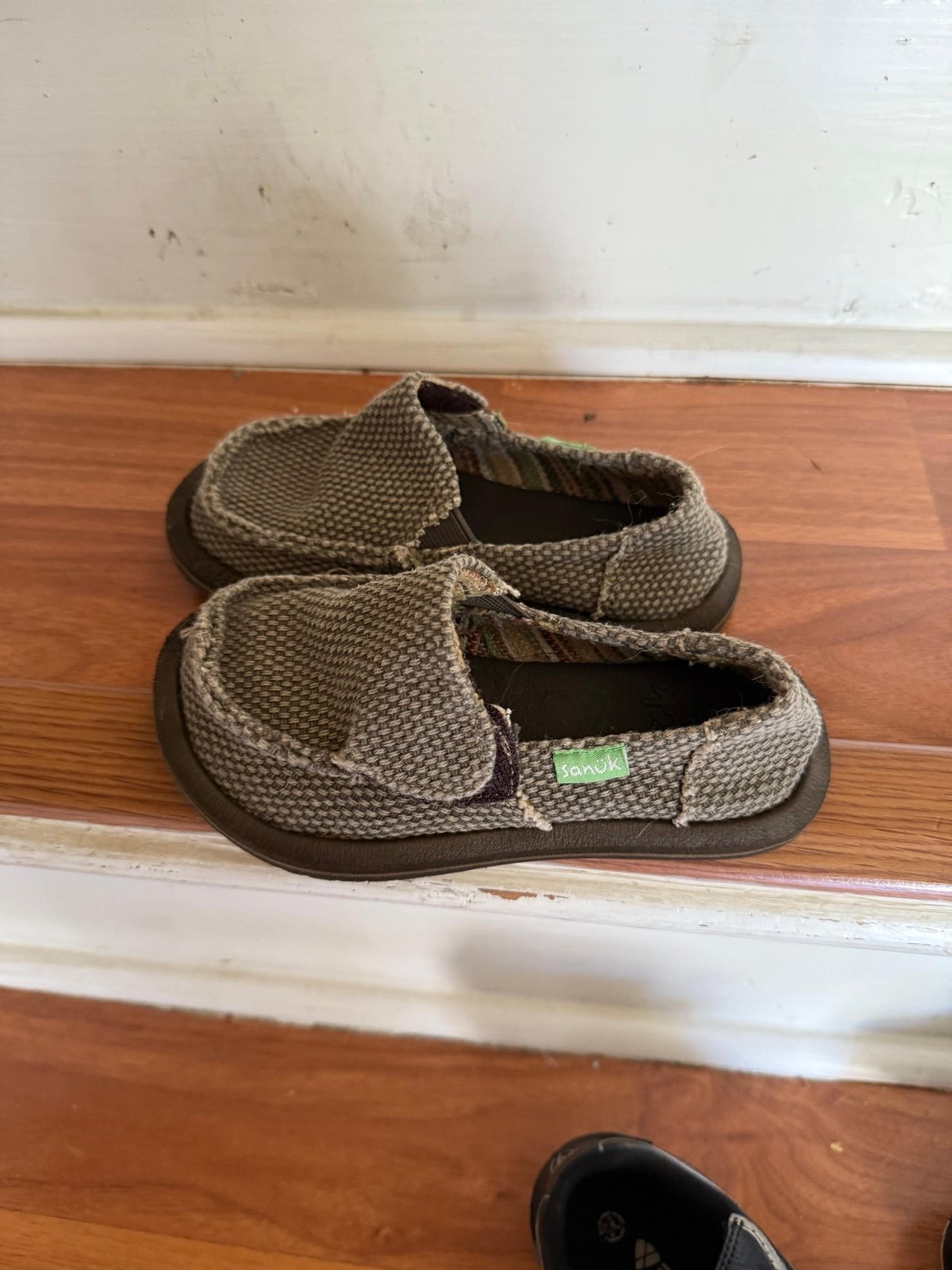 Sanuk boys shoes