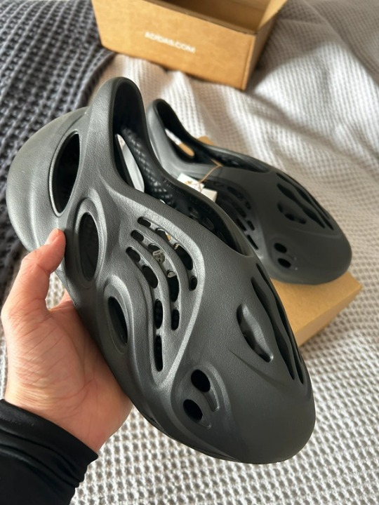 yeezy foam runner onyx Size10 Classic men's sandals